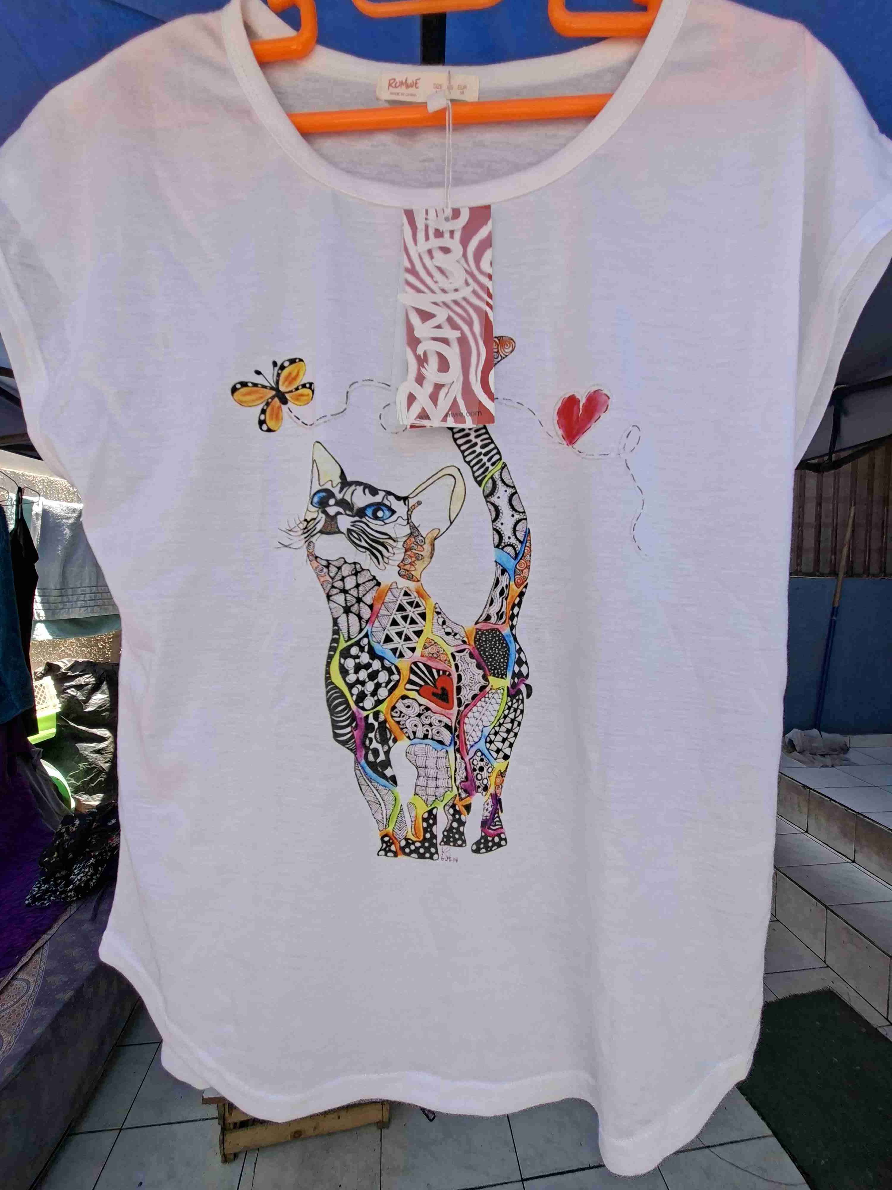 Polera blanca con estampado de gato