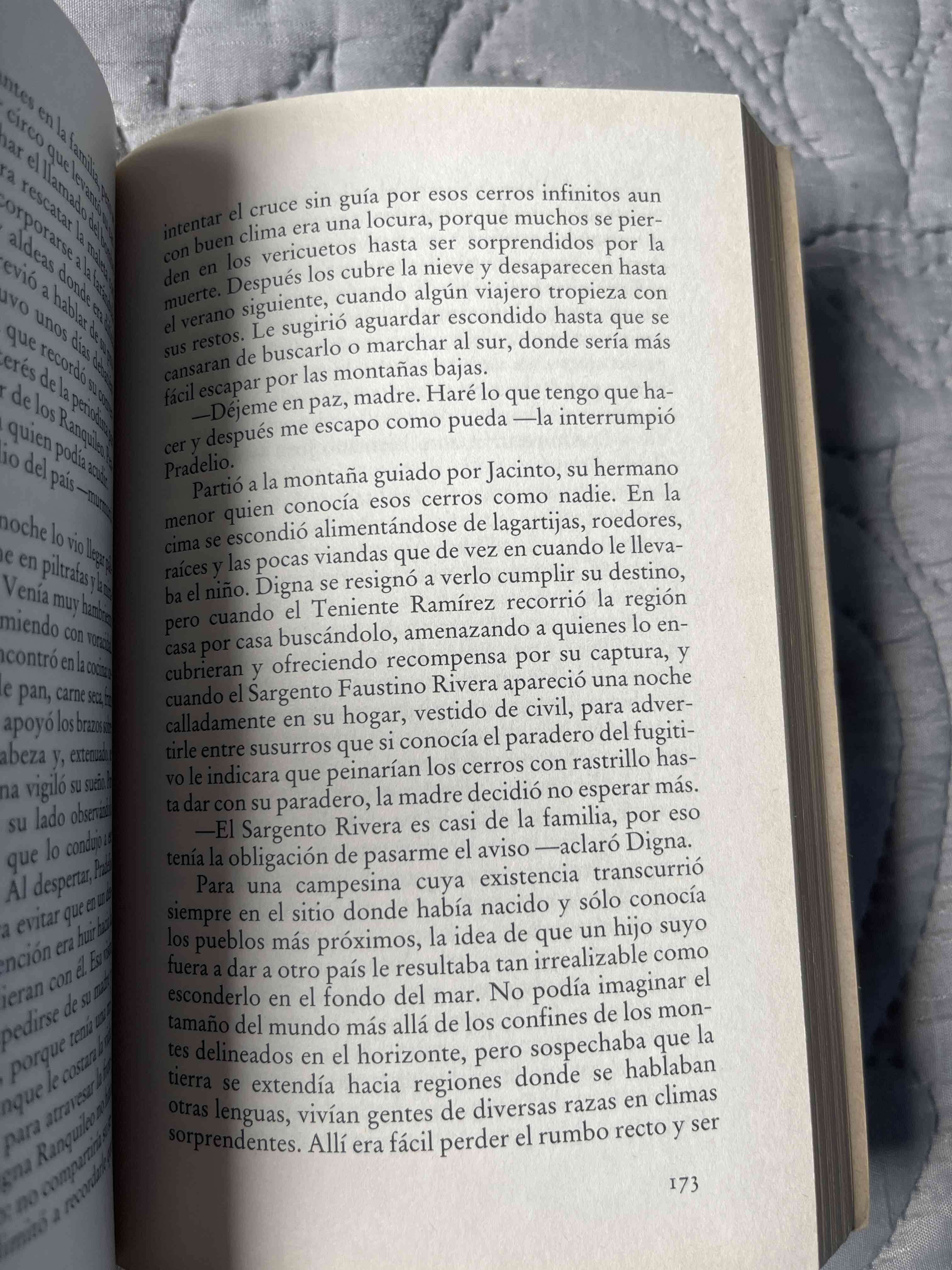 Libro 'De amor y de sombra' Isabel Allende - miniatura 3