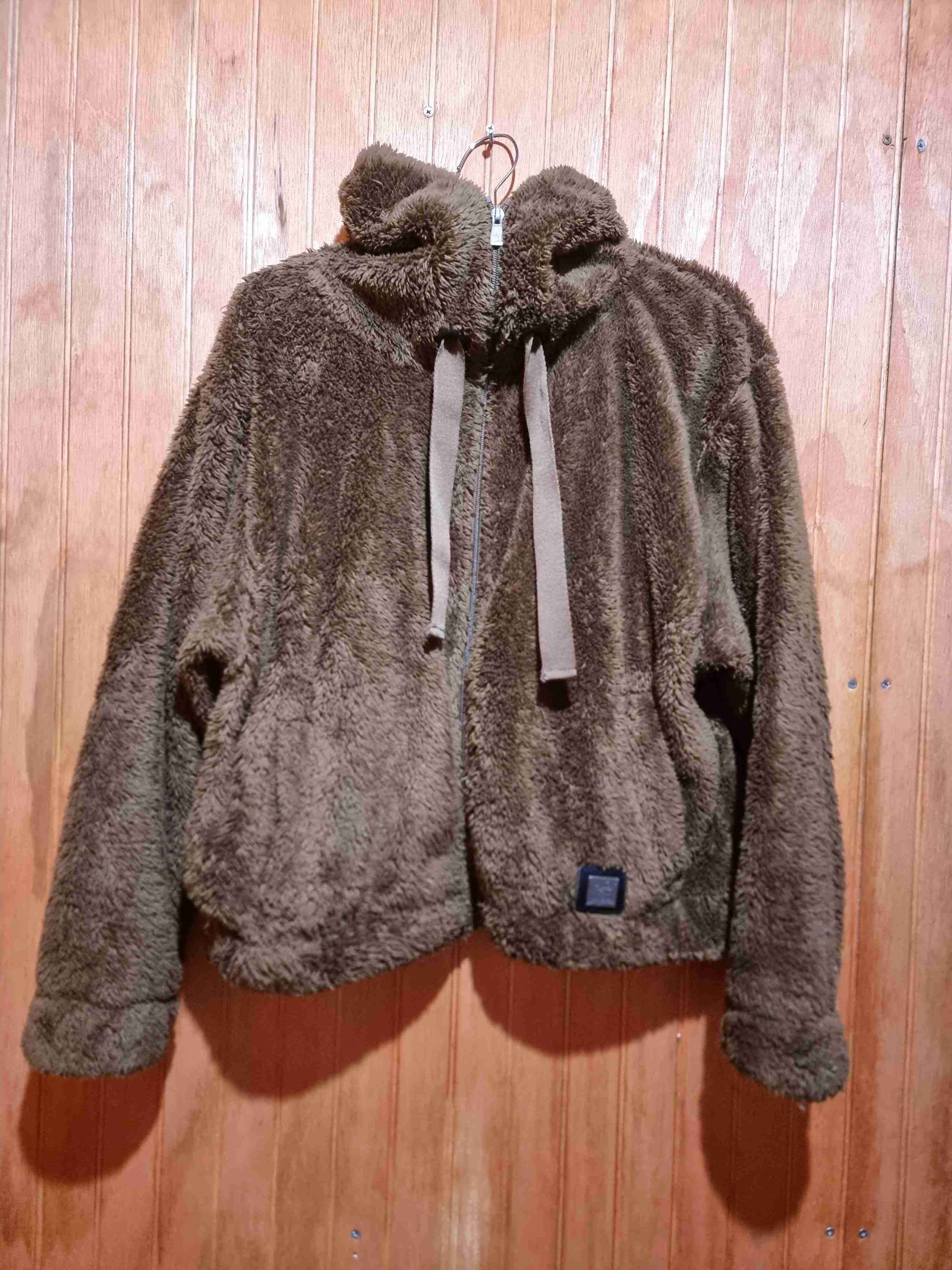 Chaqueta polar marrón con capucha