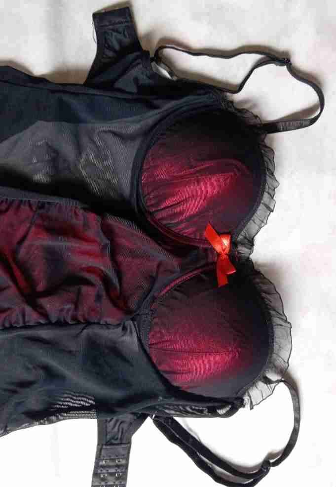 Conjunto de lencería negro y rojo