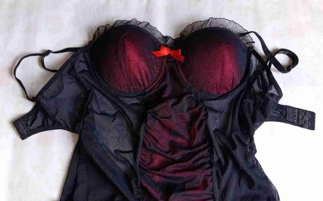 Conjunto de lencería negro y rojo - miniatura 3