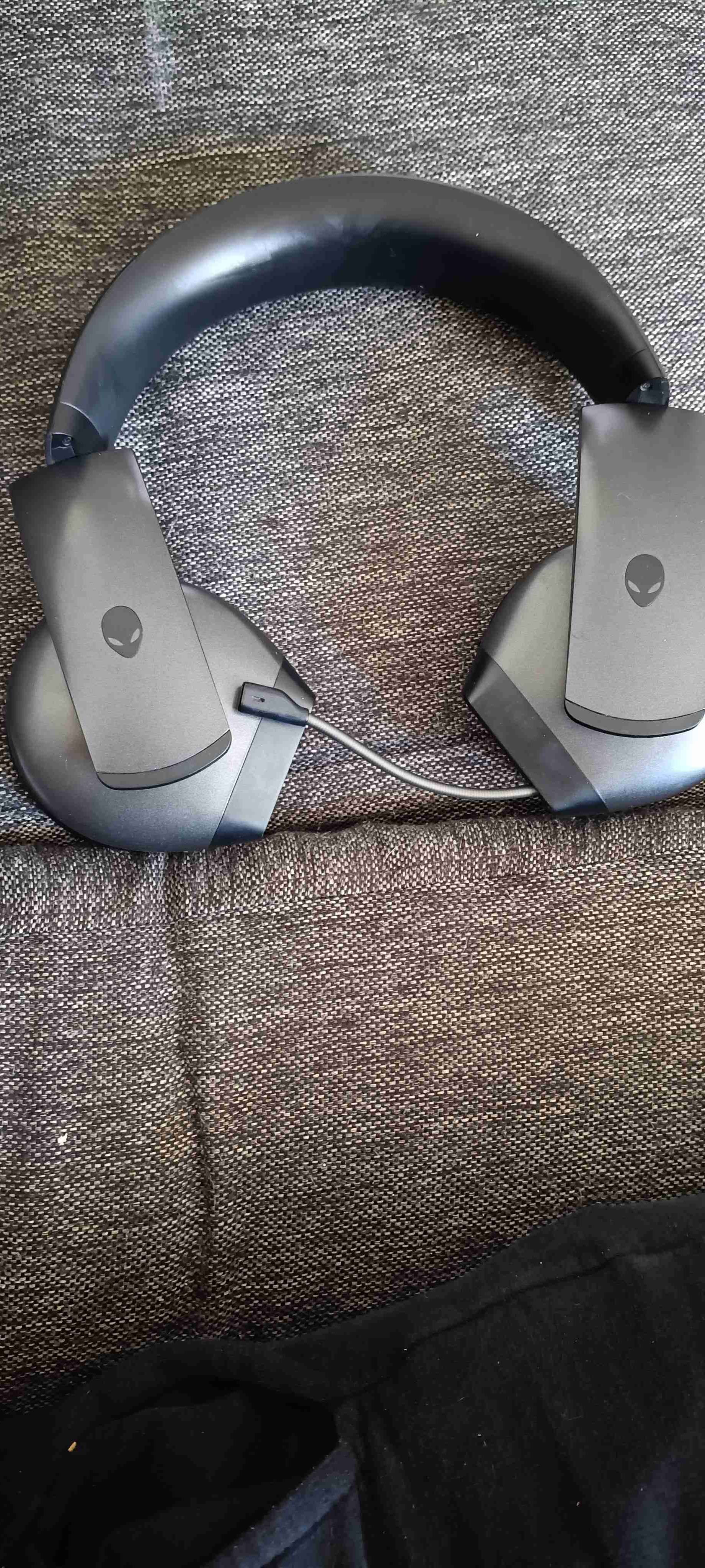 Audífonos gaming negros Alienware - miniatura 2