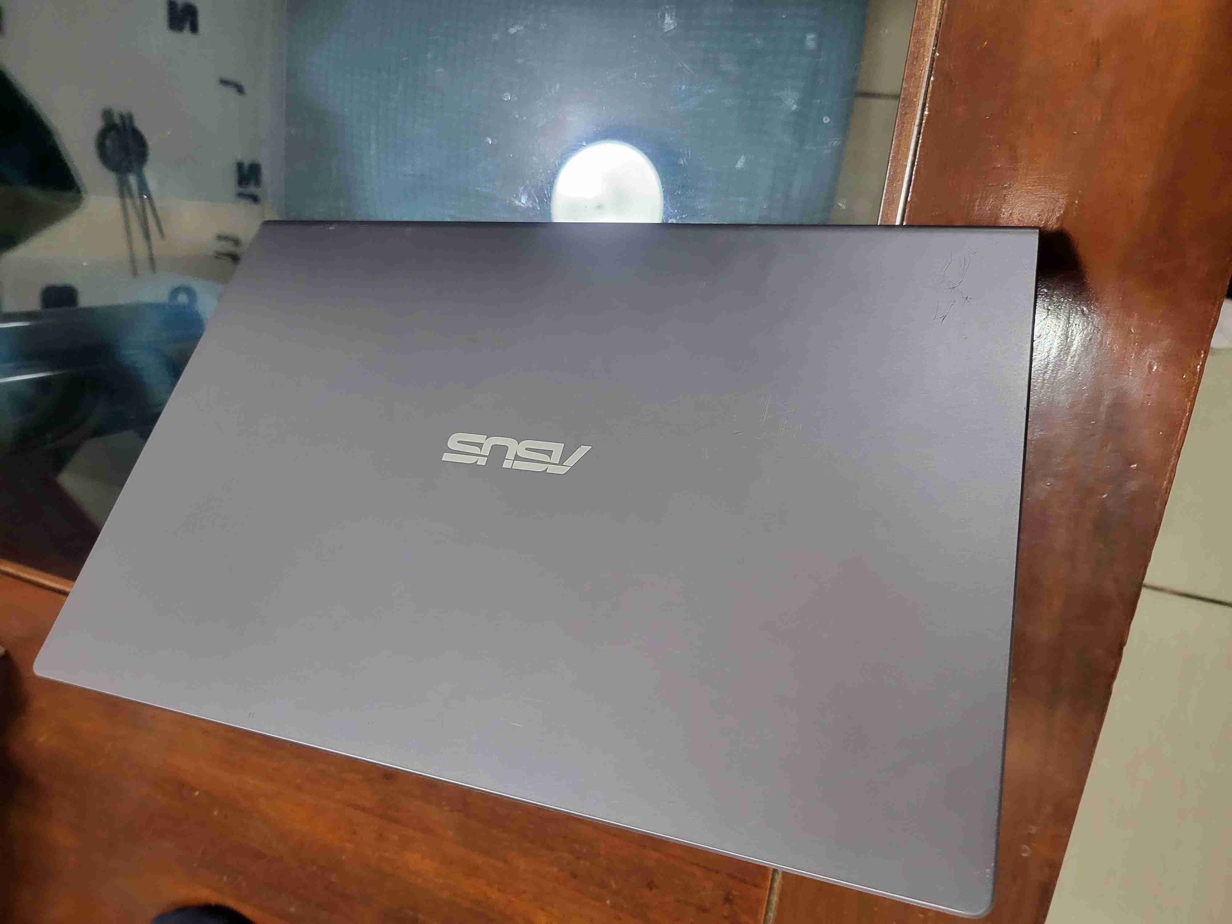 Laptop ASUS Core i3 en buen estado - miniatura 3