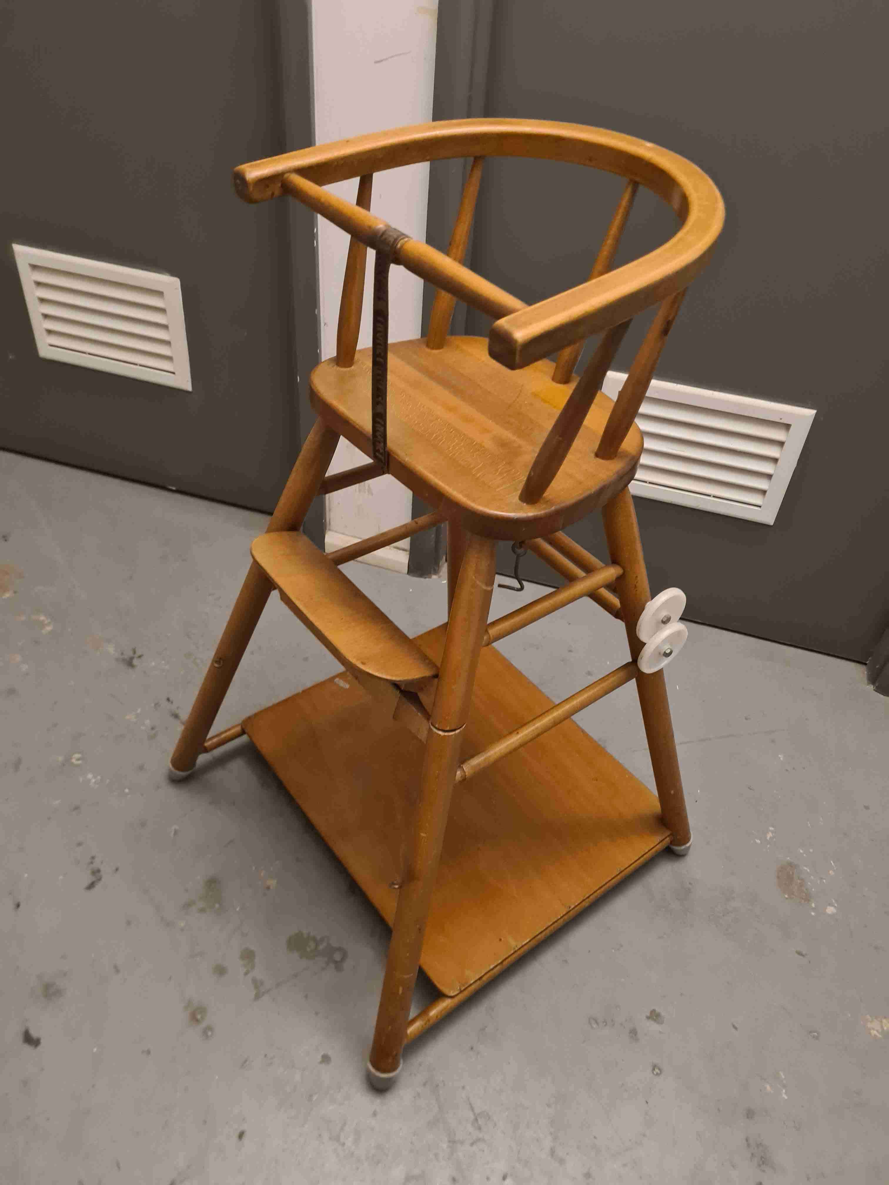 Silla transformable de madera para bebé