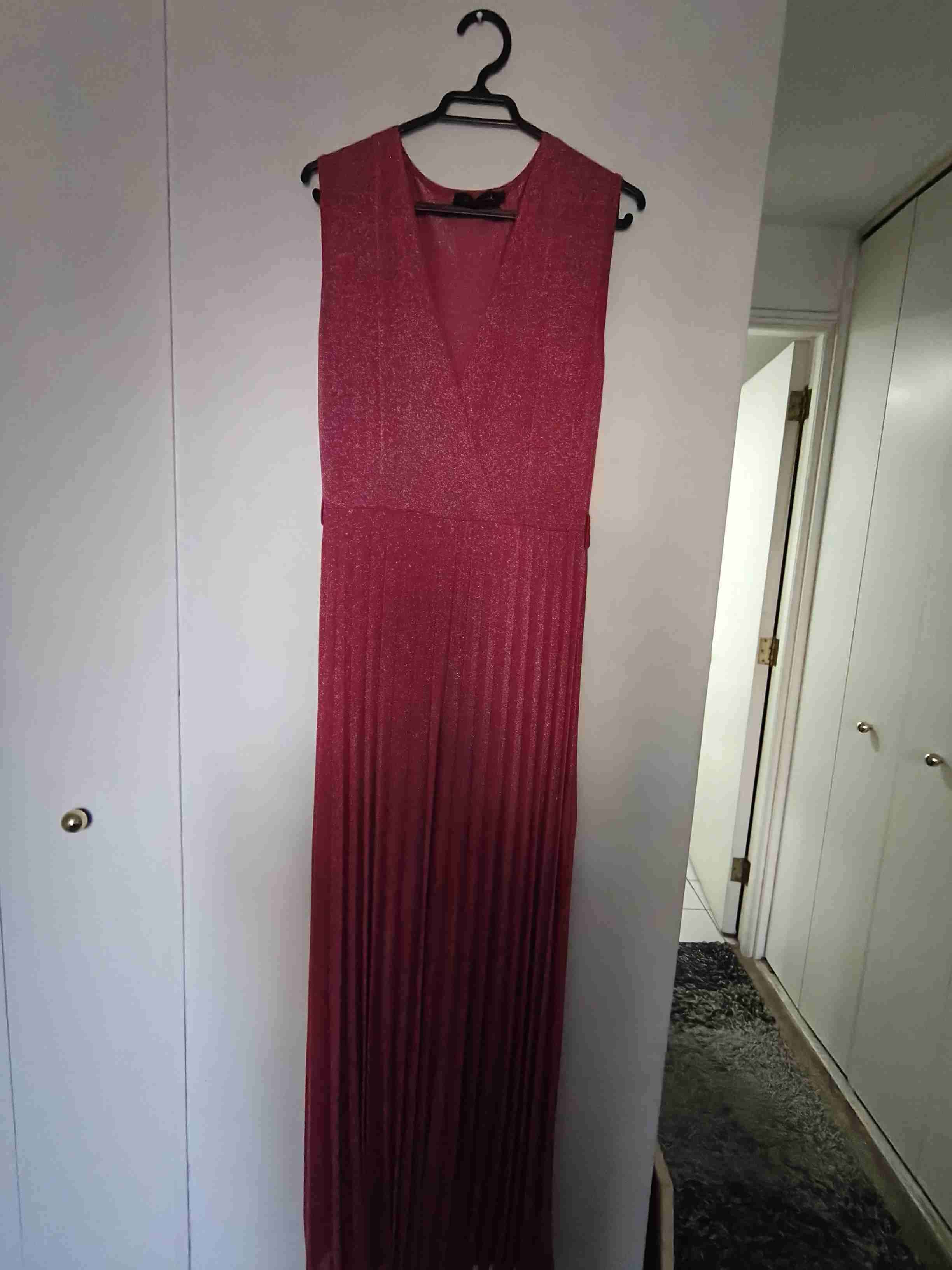Vestido largo magenta con brillos plata