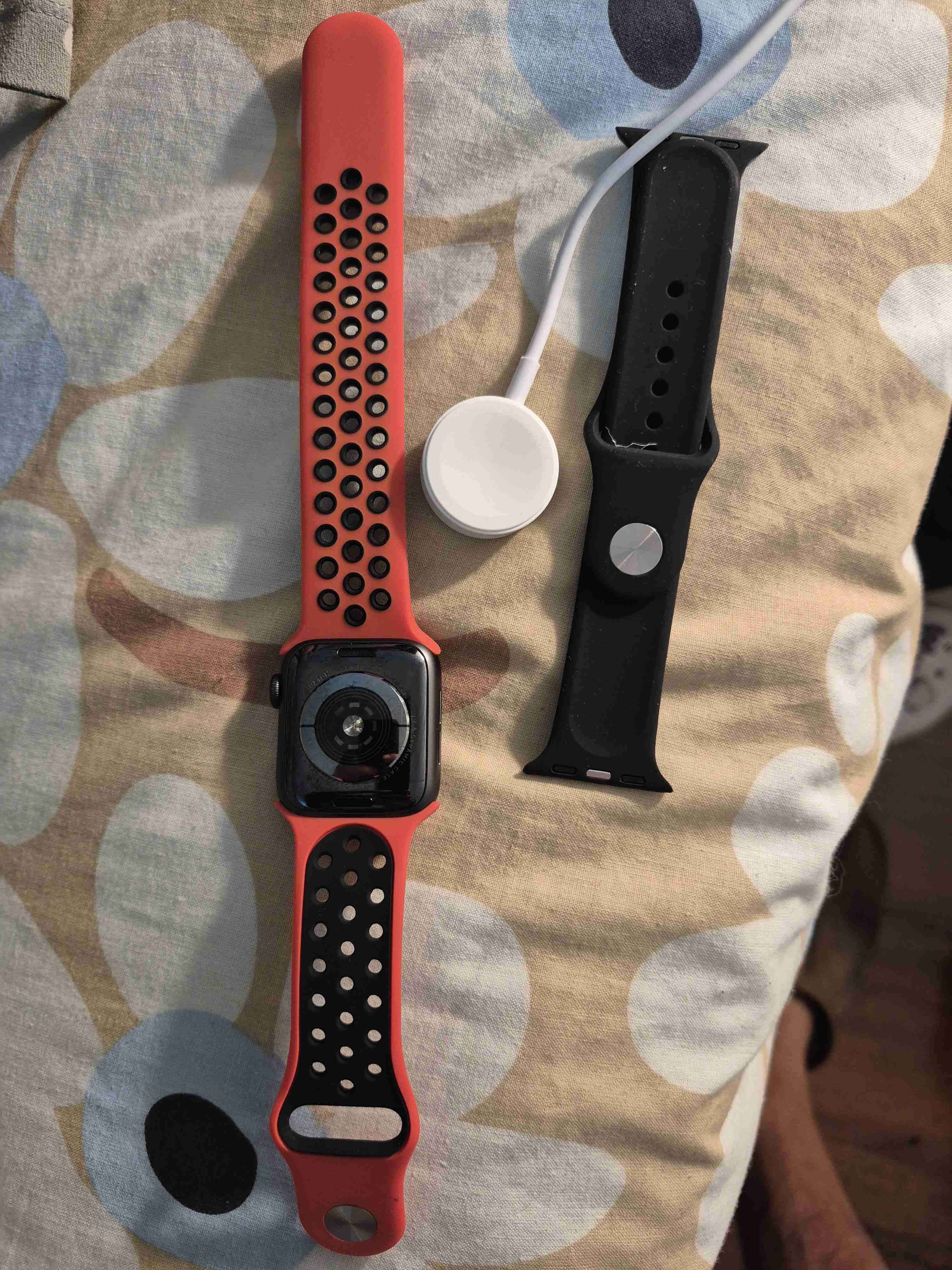 Smartwatch deportivo negro y rojo - miniatura 2