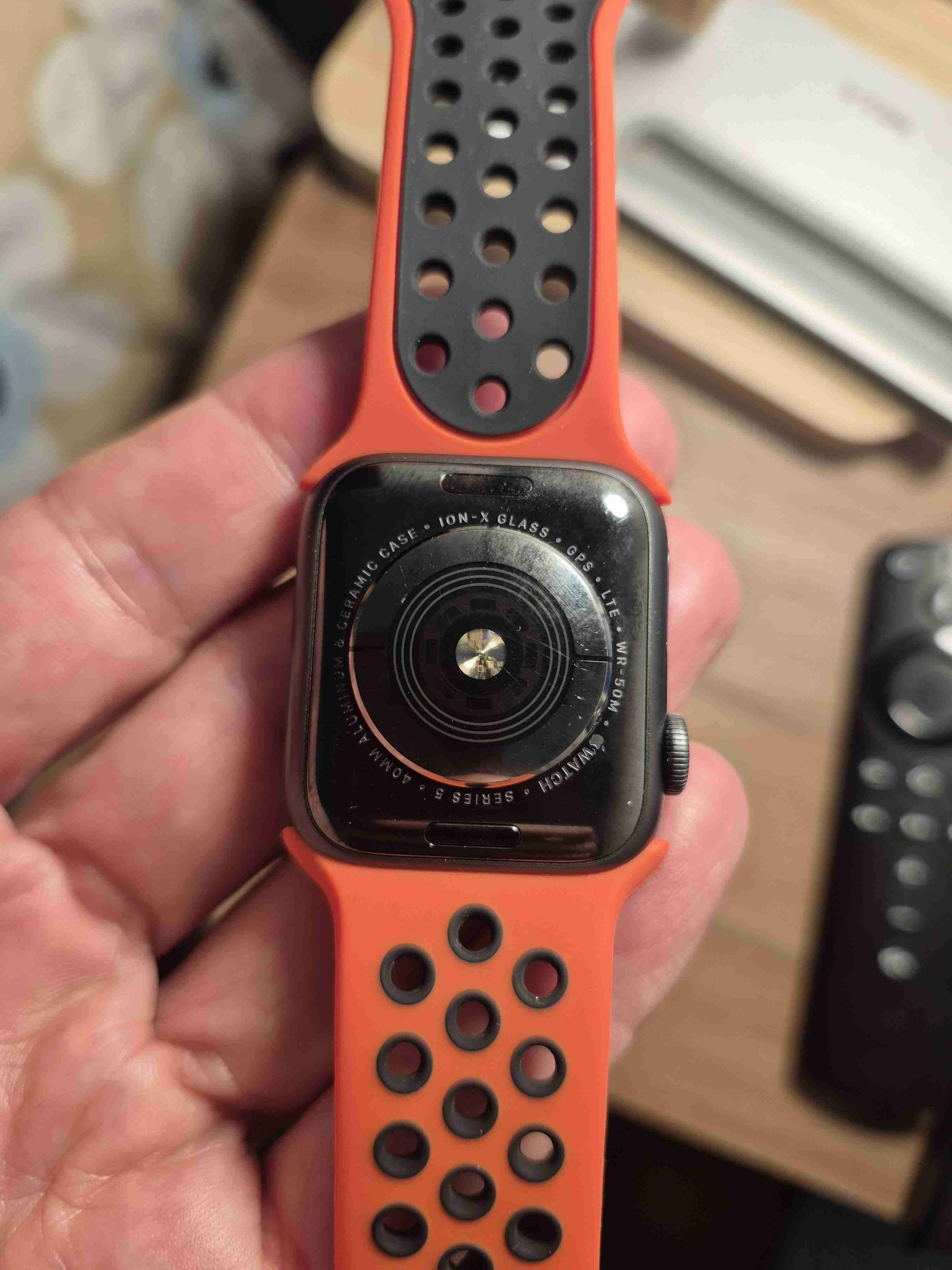 Smartwatch deportivo negro y rojo - miniatura 3