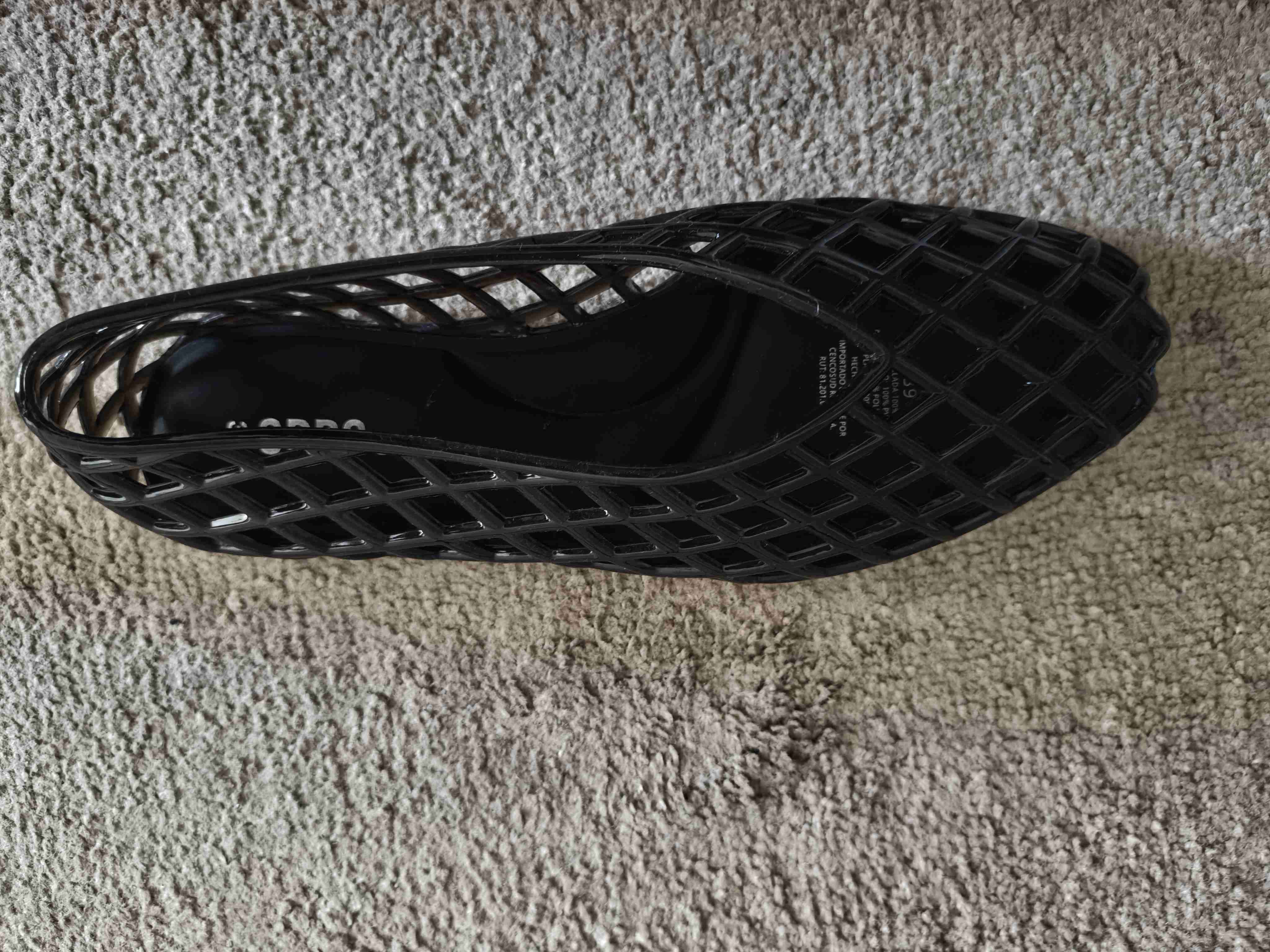 Zapato plástico negro calado. MarcaOpposite