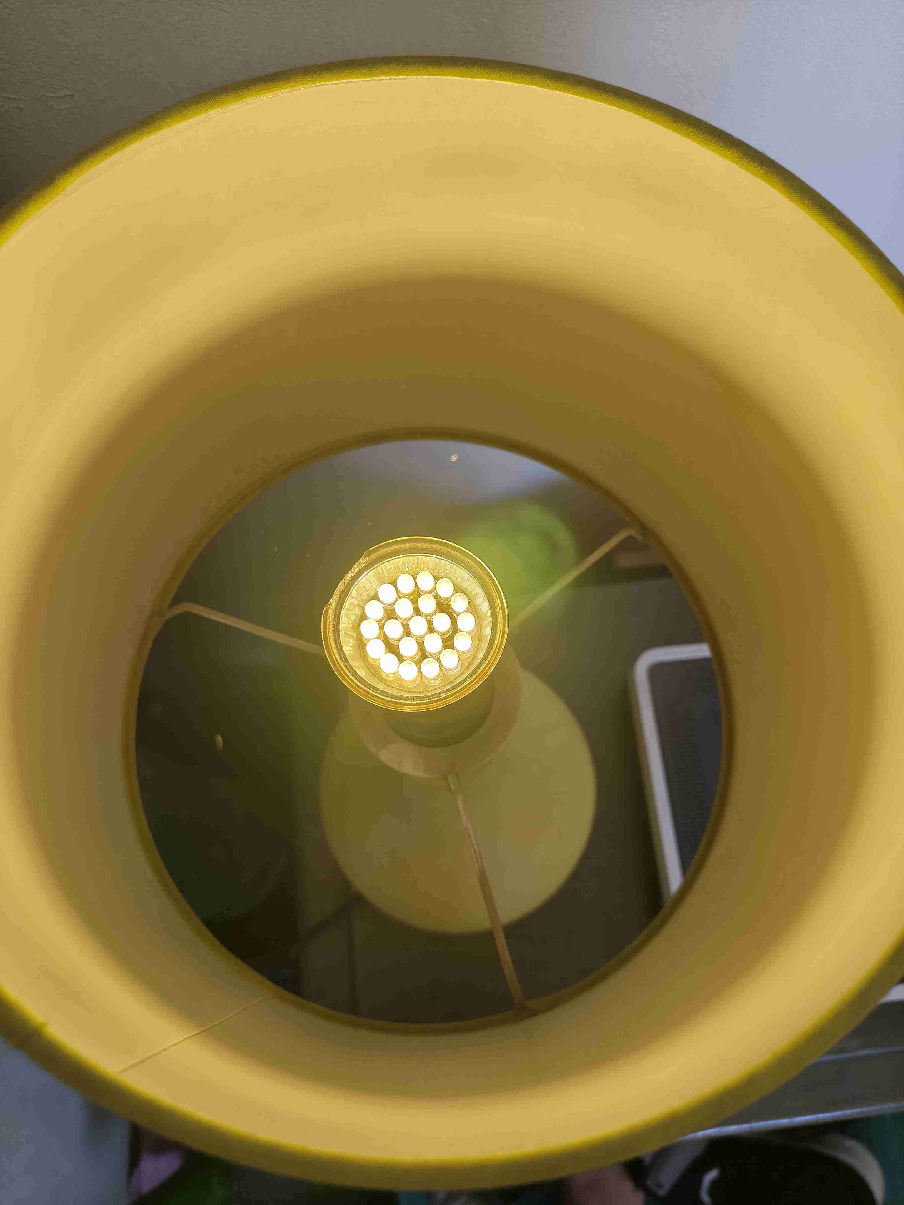 Lámpara de mesa amarilla - miniatura 2