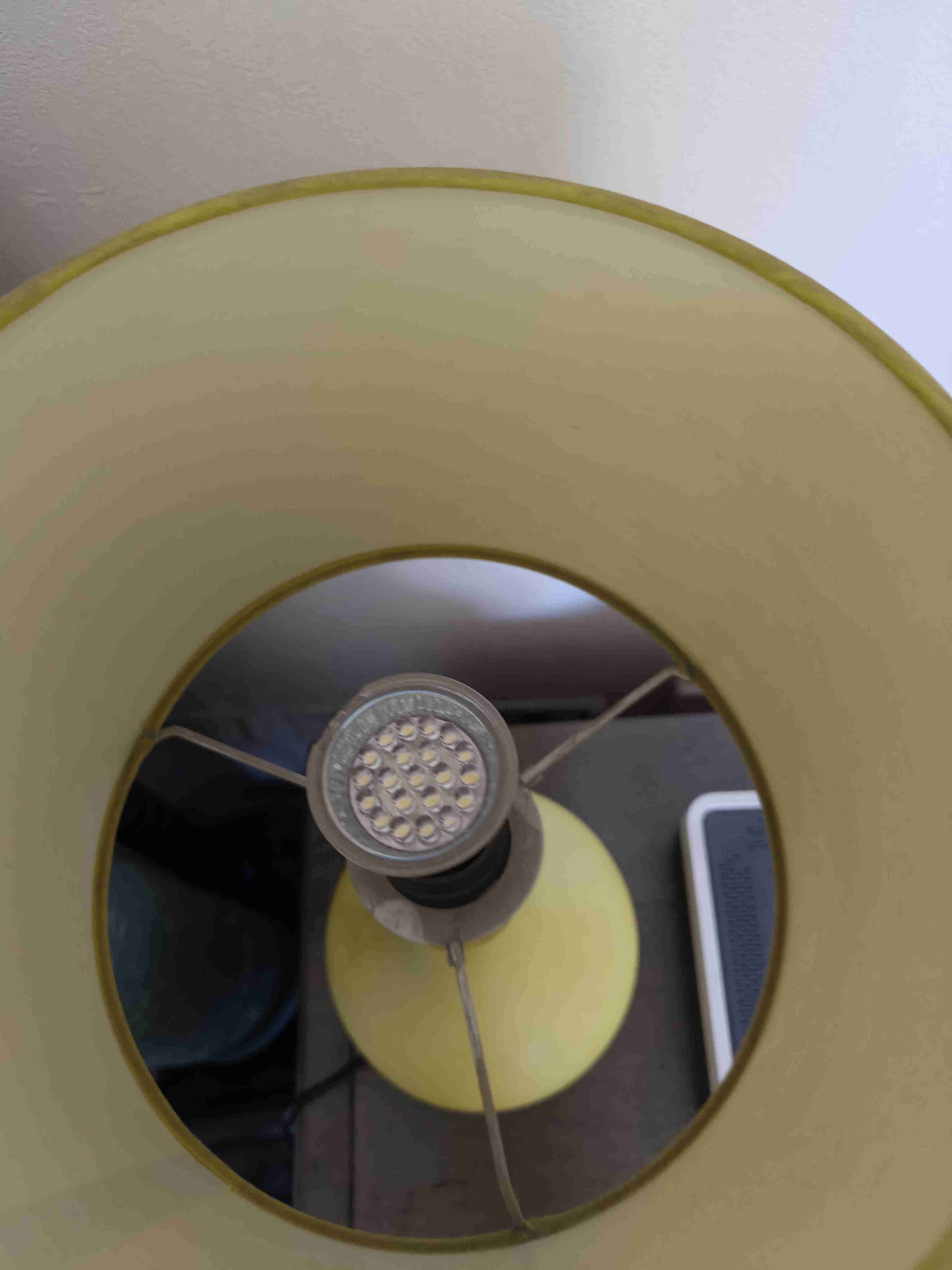 Lámpara de mesa amarilla - miniatura 3