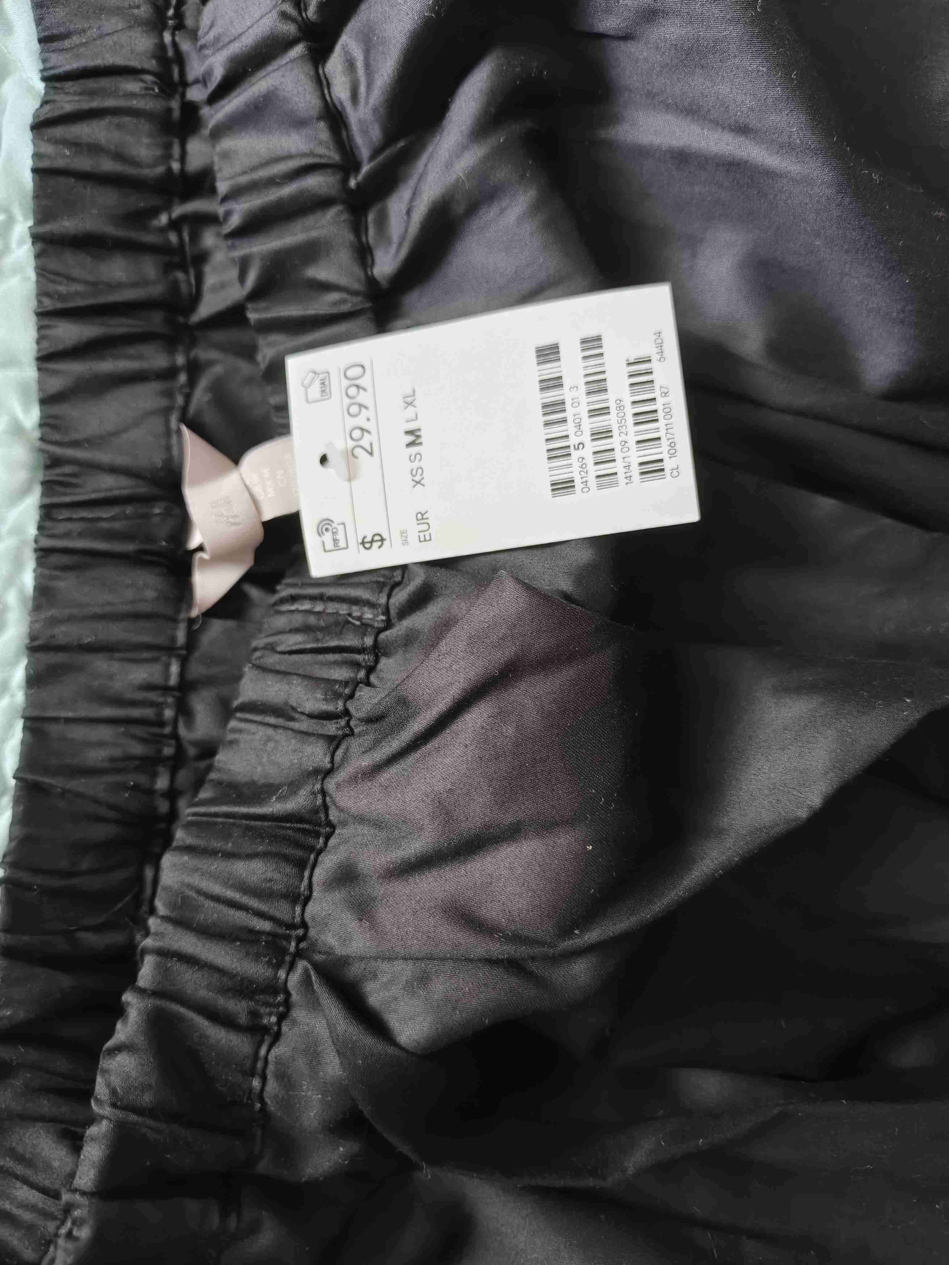 Falda negra, amplia con bolsillo H&M nueva