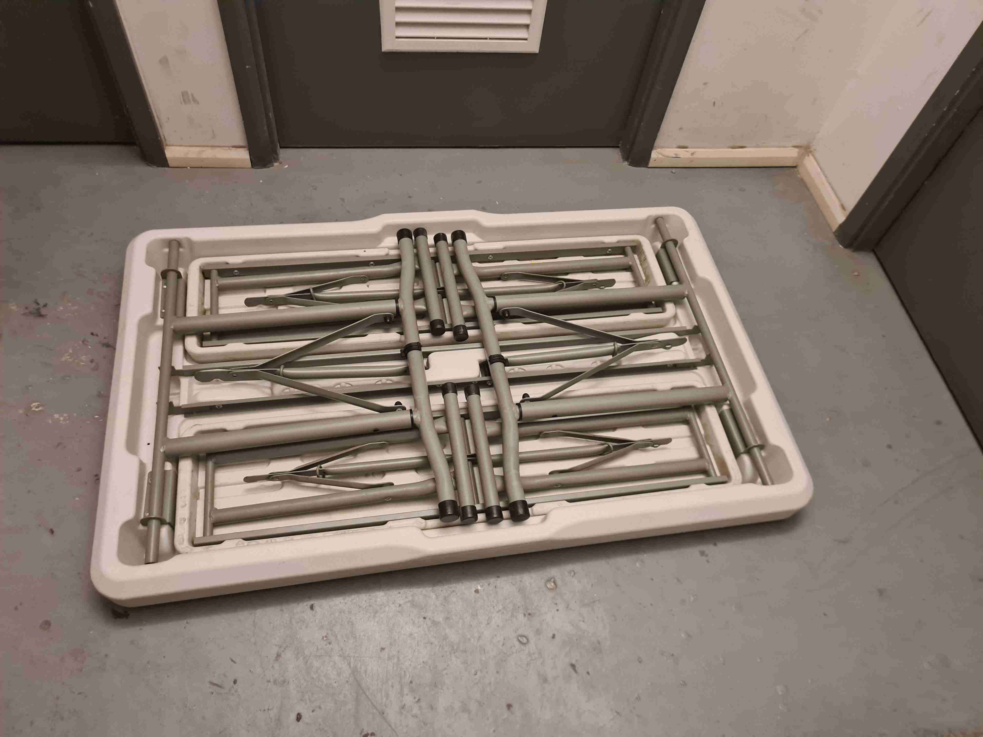 Mesa plegable con bancas marca kimber - miniatura 3
