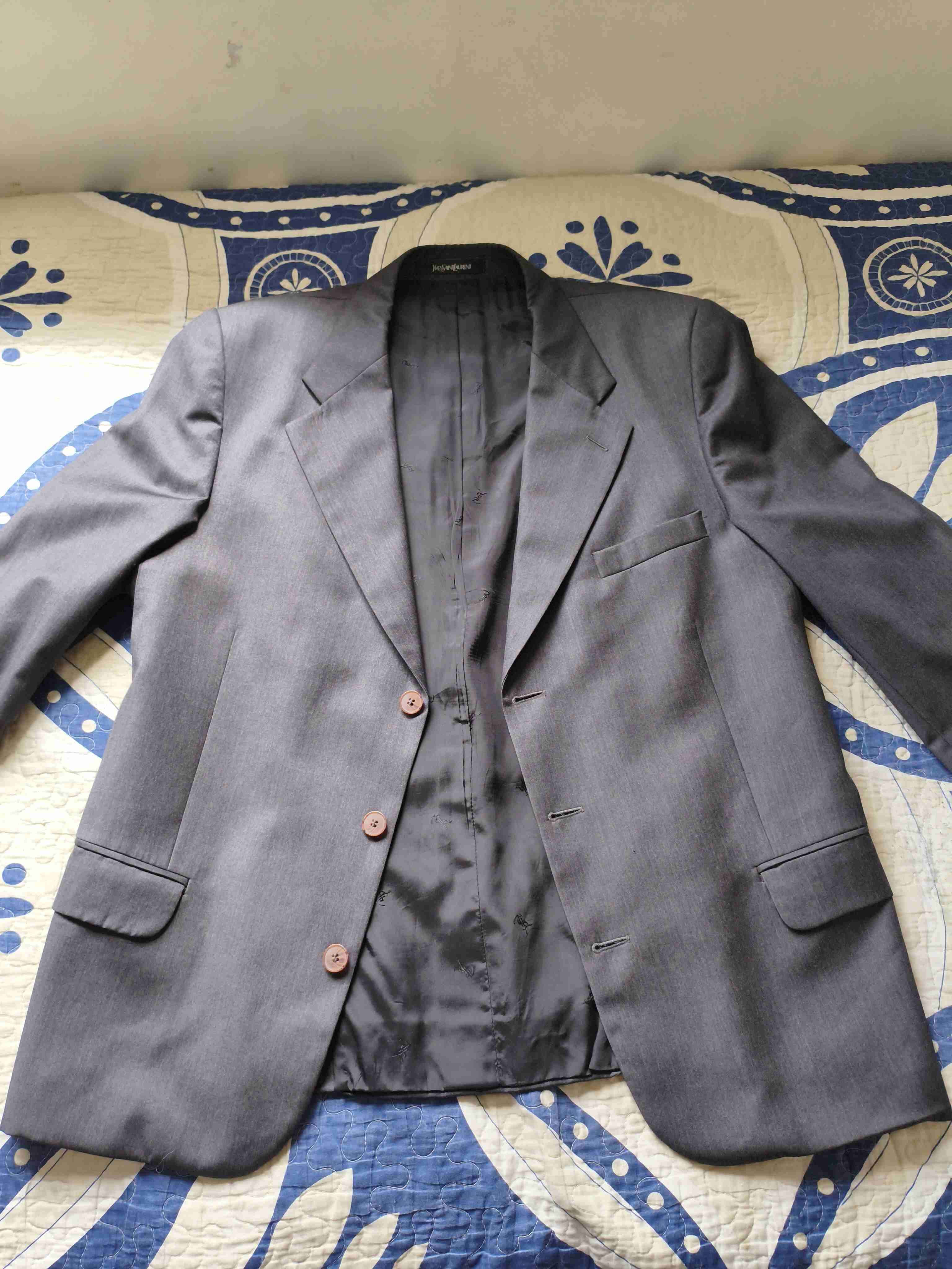 Blazer Yves Saint Laurent gris oscuro elegante
