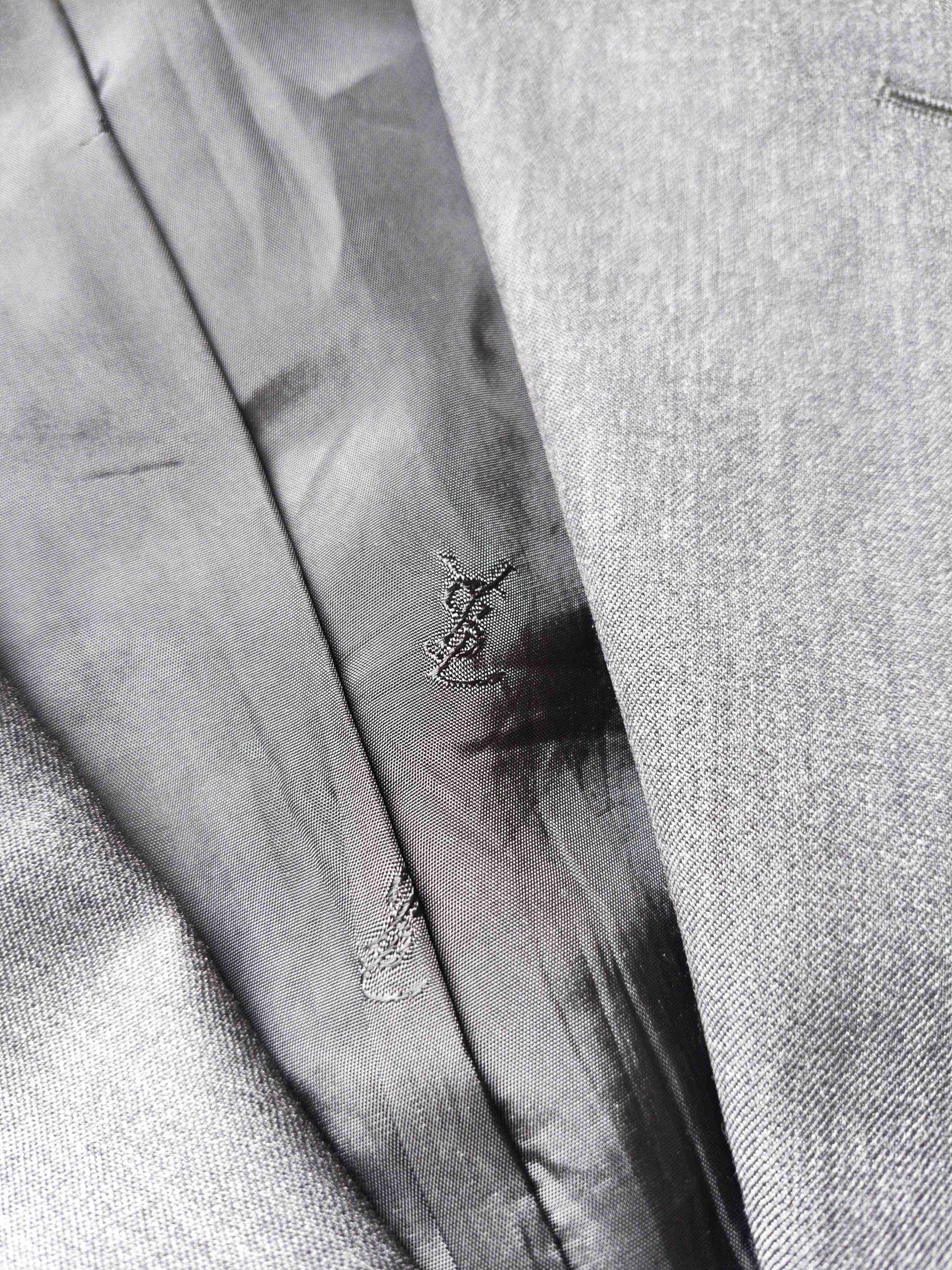 Blazer Yves Saint Laurent gris oscuro elegante - 3