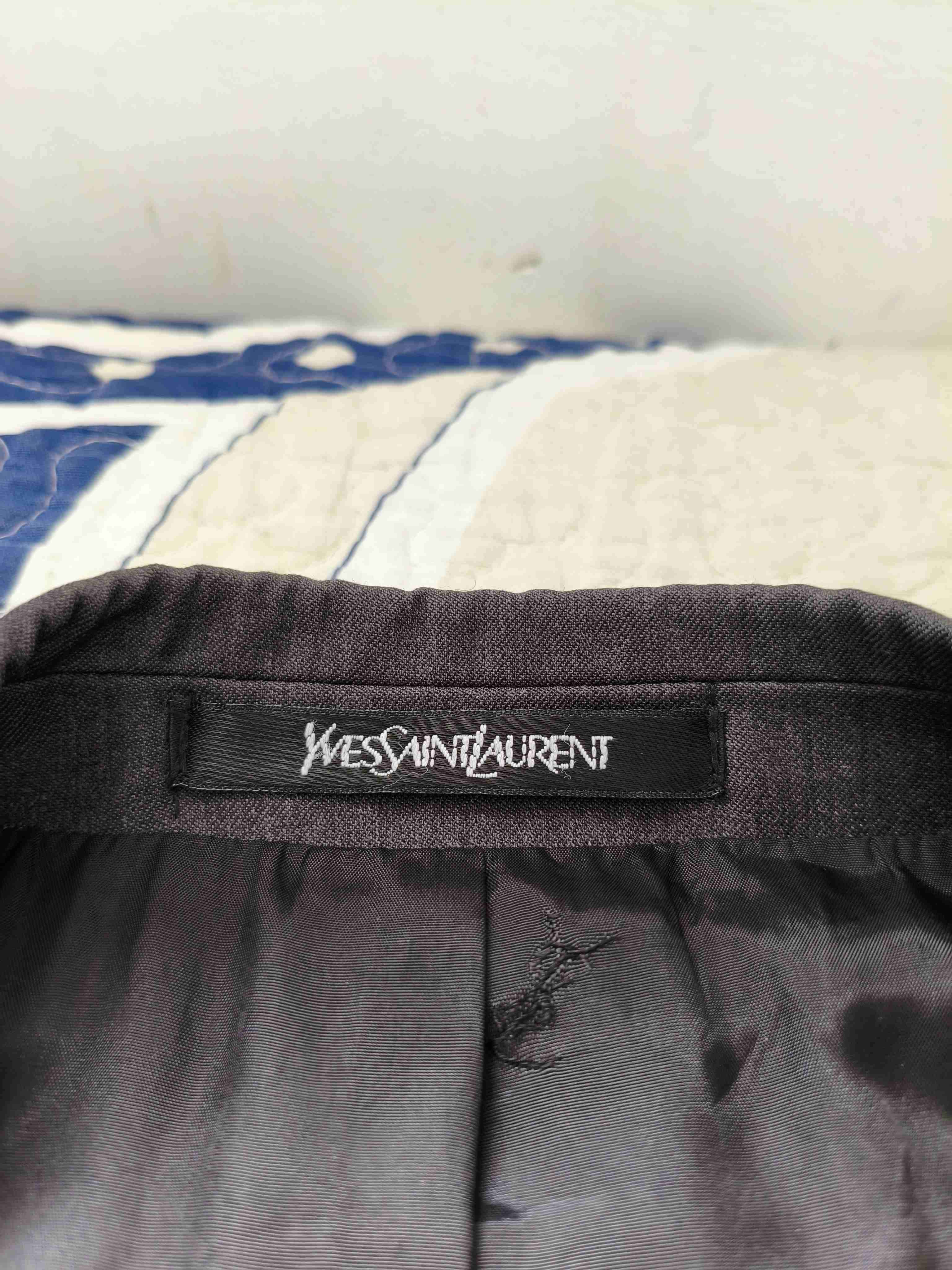 Blazer Yves Saint Laurent gris oscuro elegante - 4