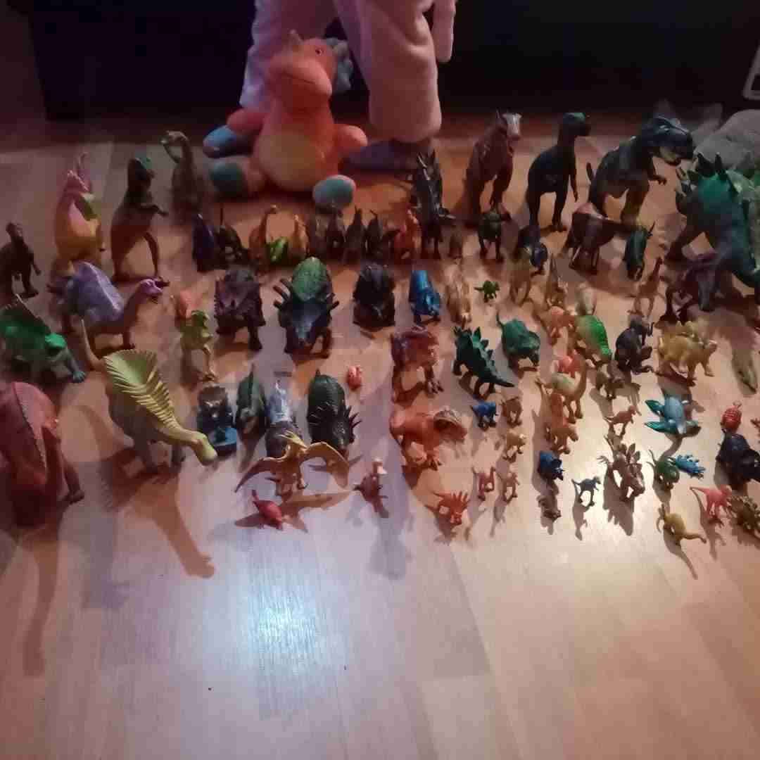 Conjunto de figuras de dinosaurios - miniatura 3