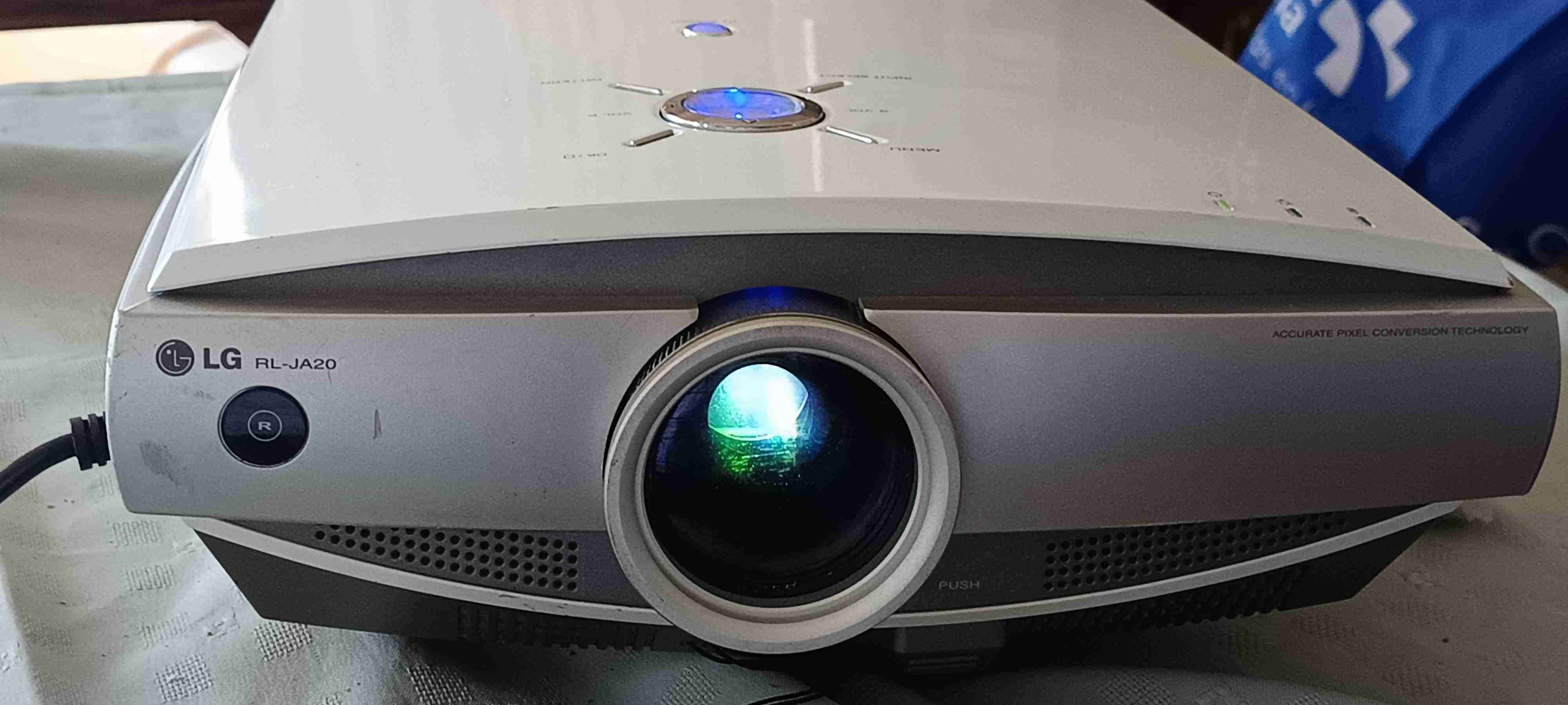 Proyector LG modelo RL-JA20