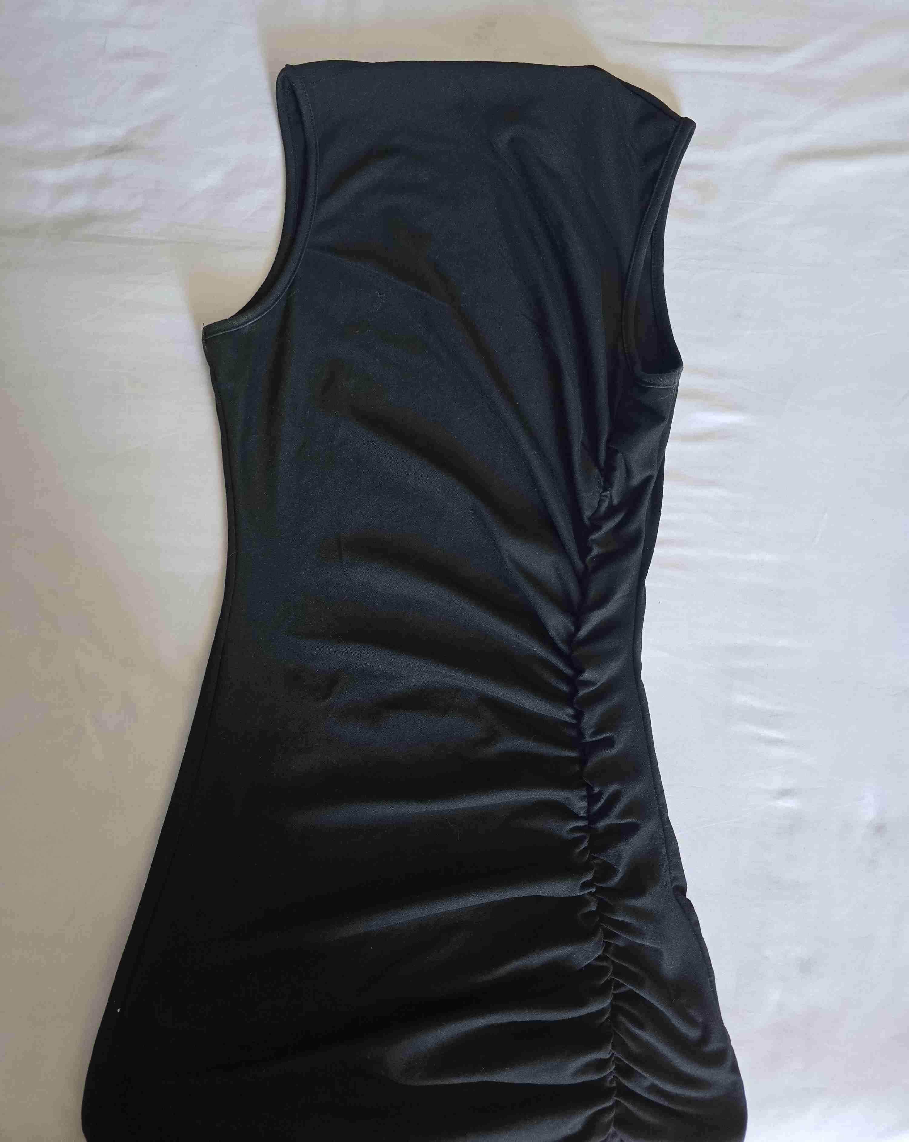 Vestido negro ajustado sin mangas