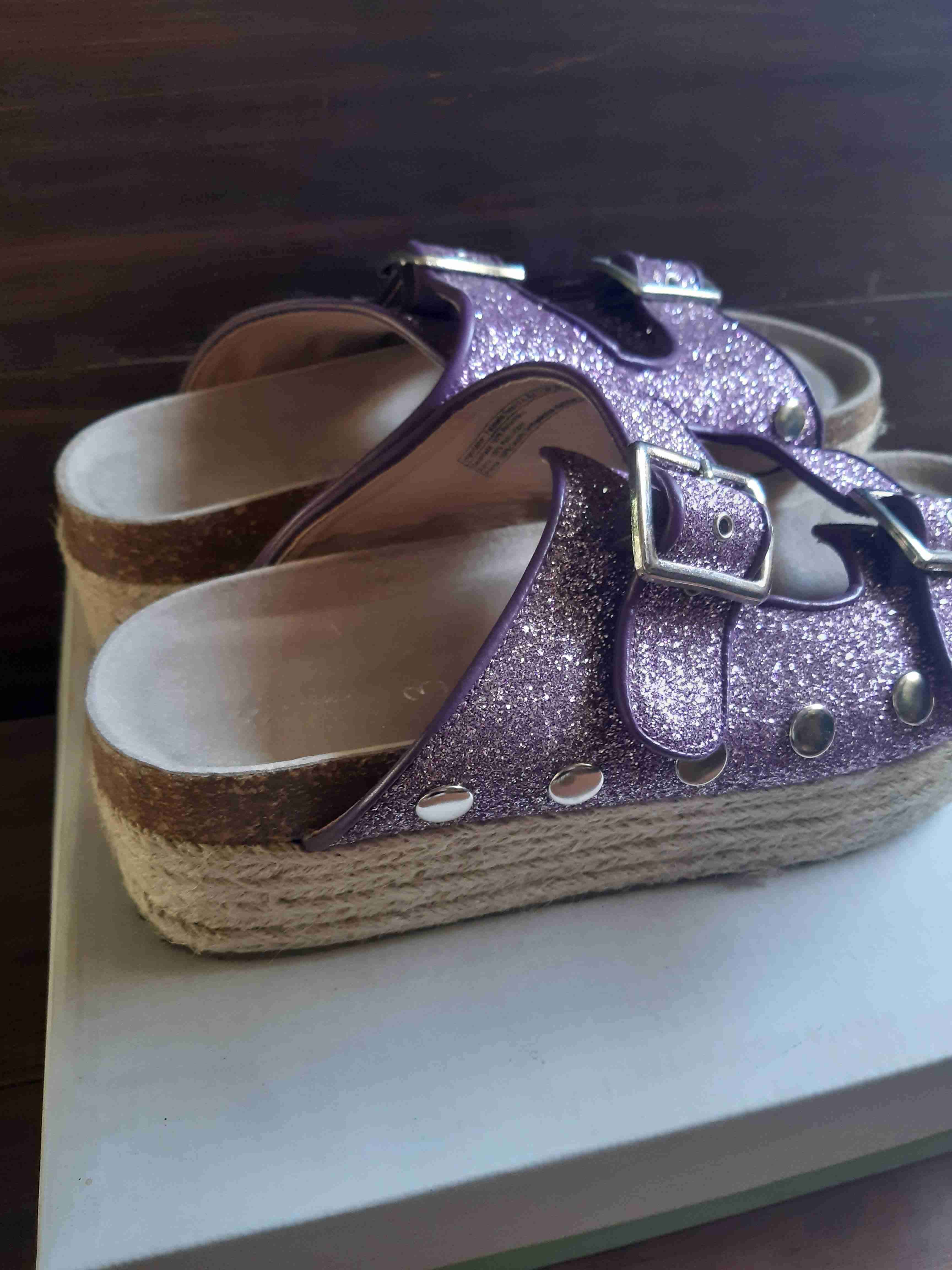 Sandalias plataforma brillantes morado