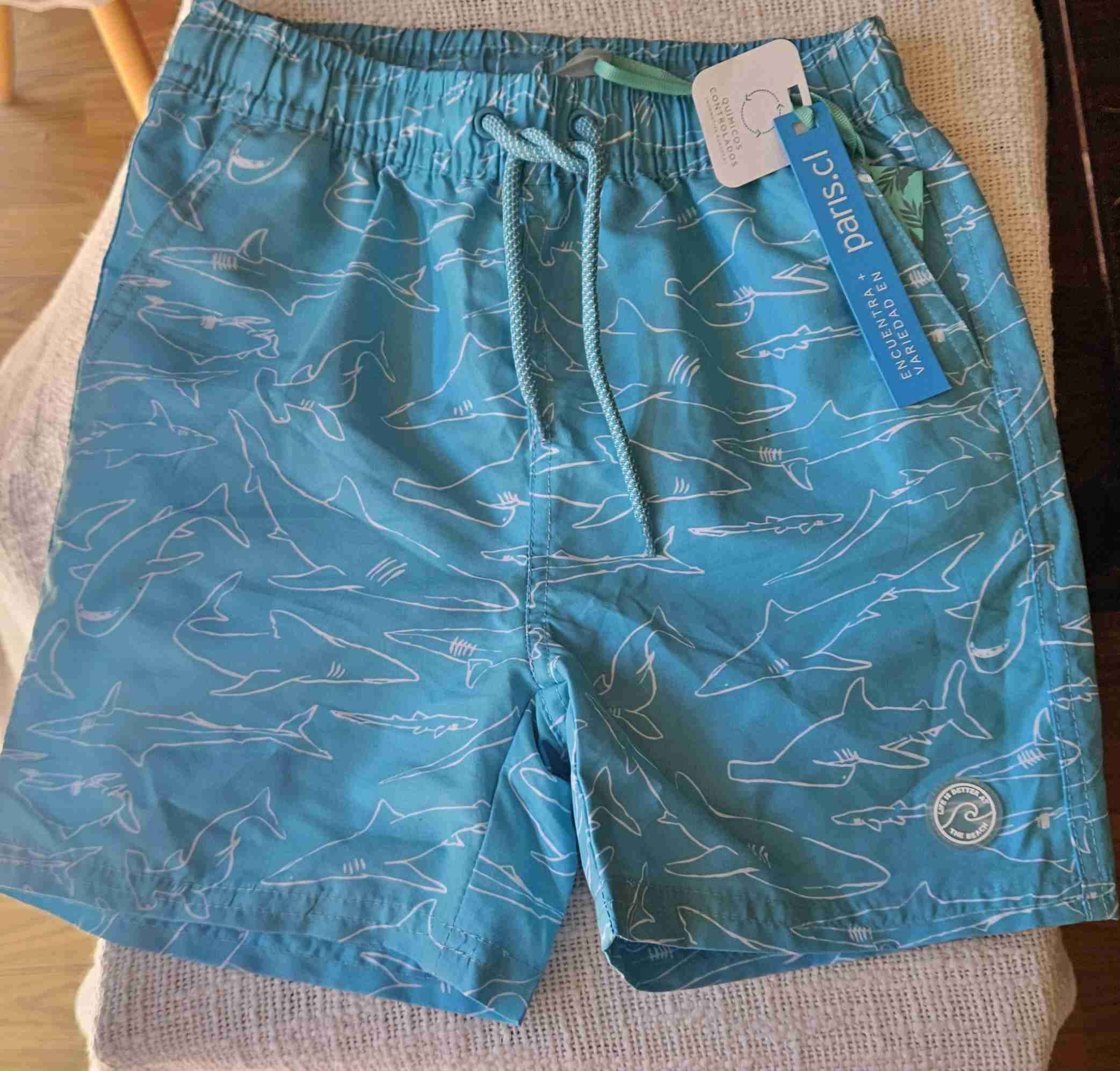 Shorts de baño azul estampado tiburones
