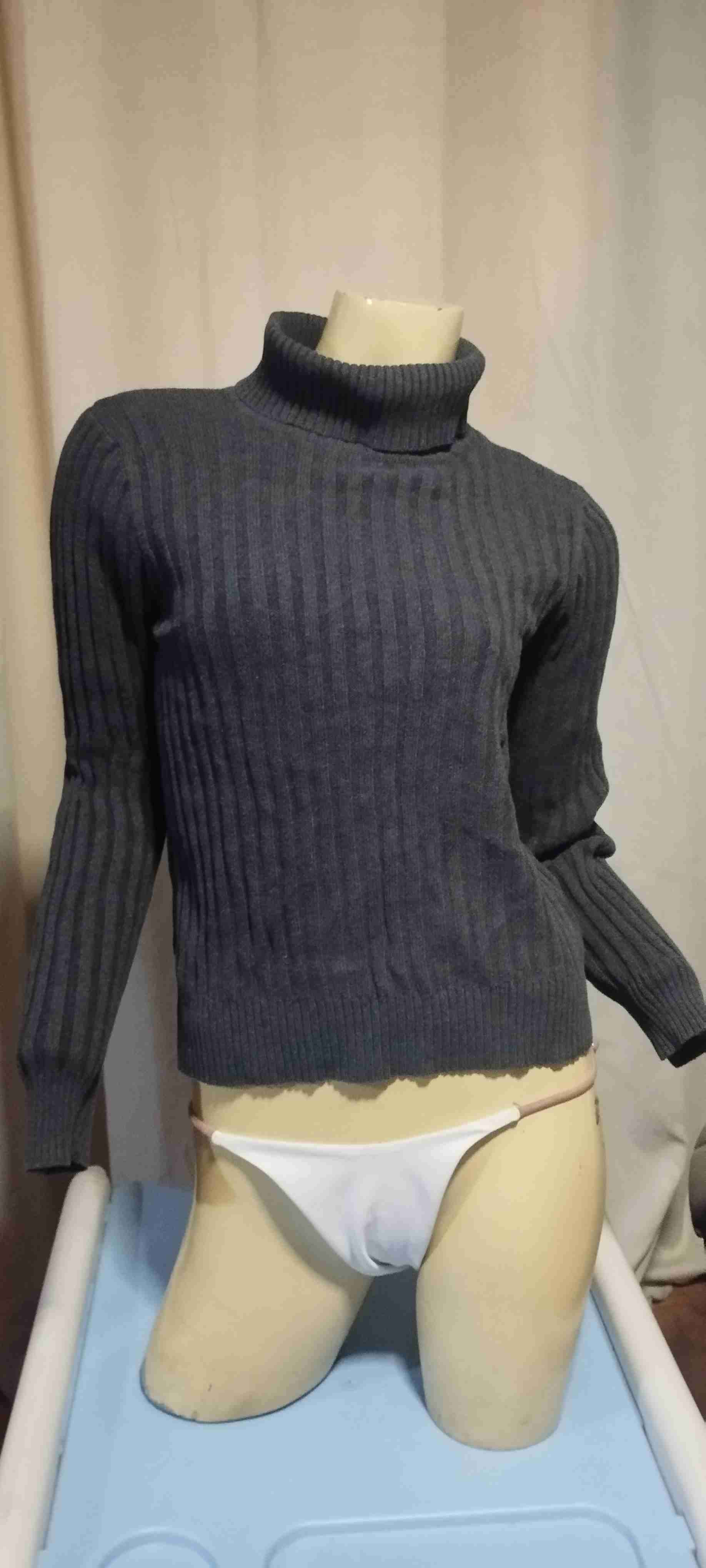 Suéter gris de cuello alto