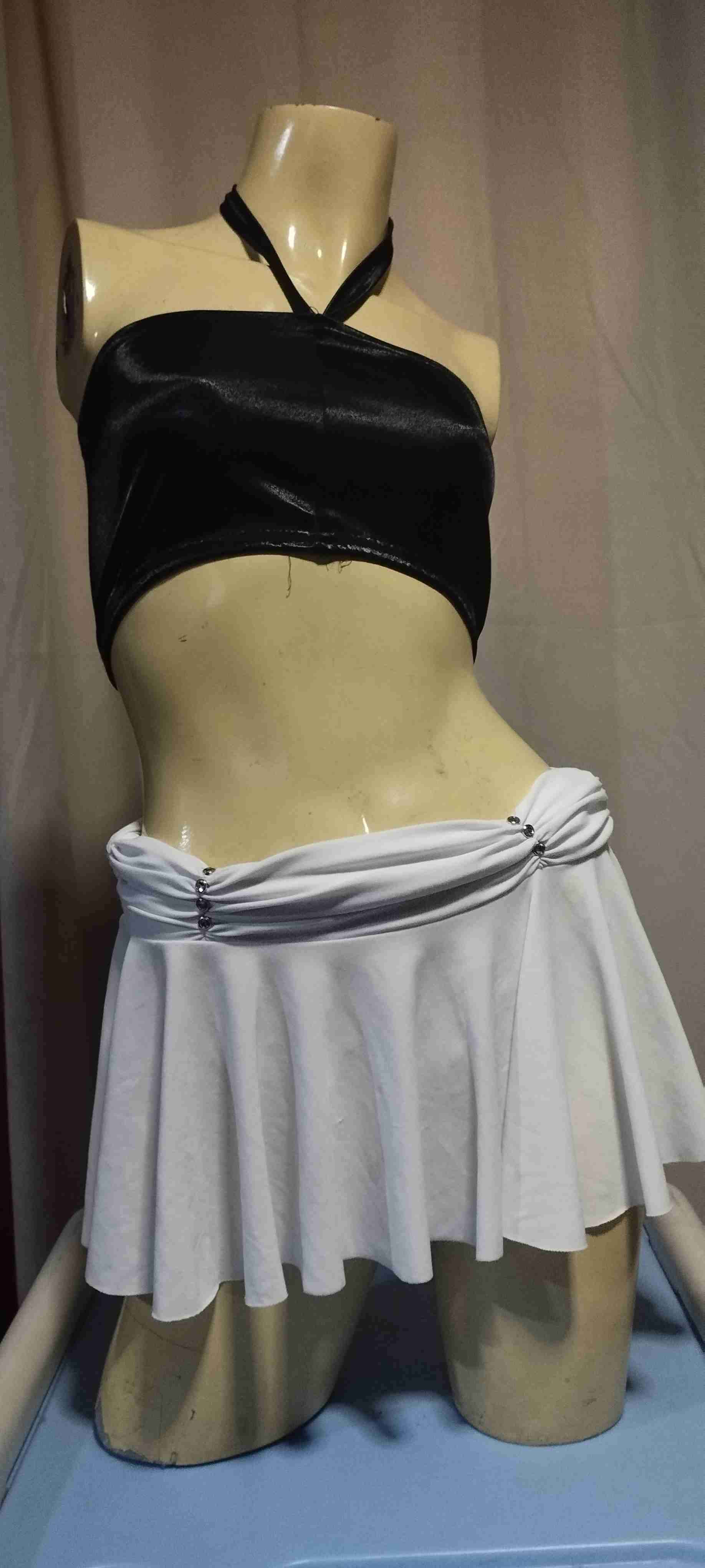 Top negro y falda blanca