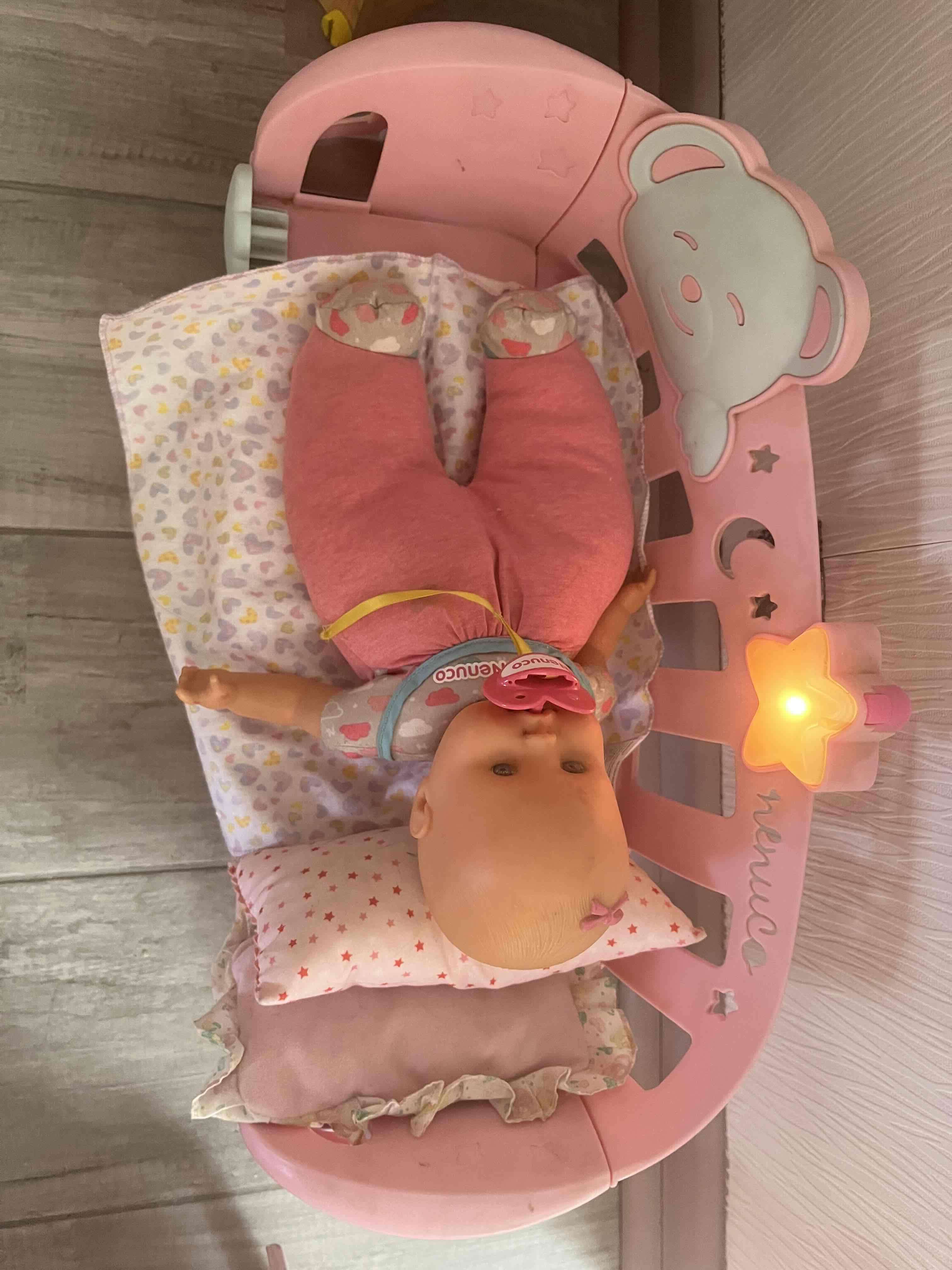 Cuna de juguete con muñeca - miniatura 2