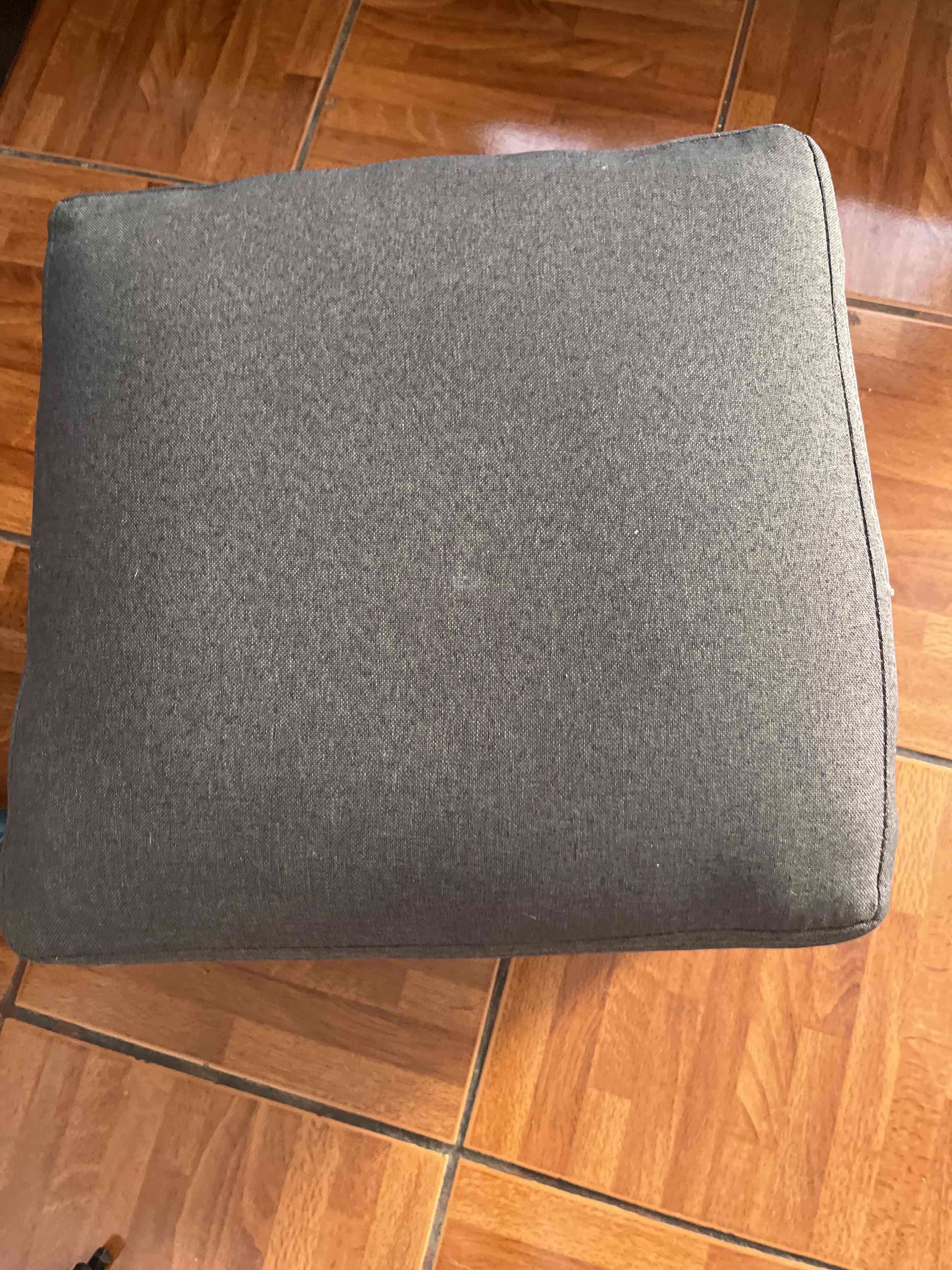 Pouf cuadrado gris, precio conversable - miniatura 2
