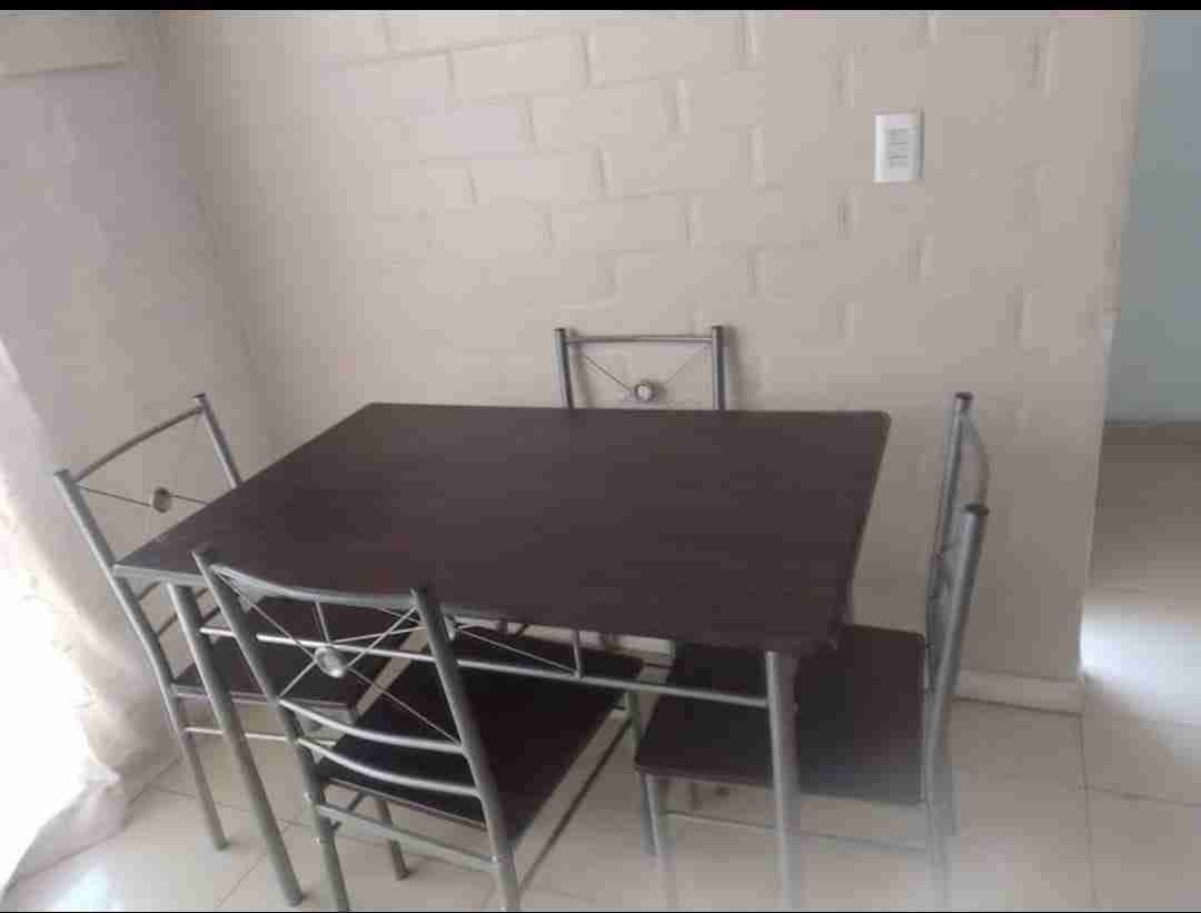 Juego de comedor negro y metal