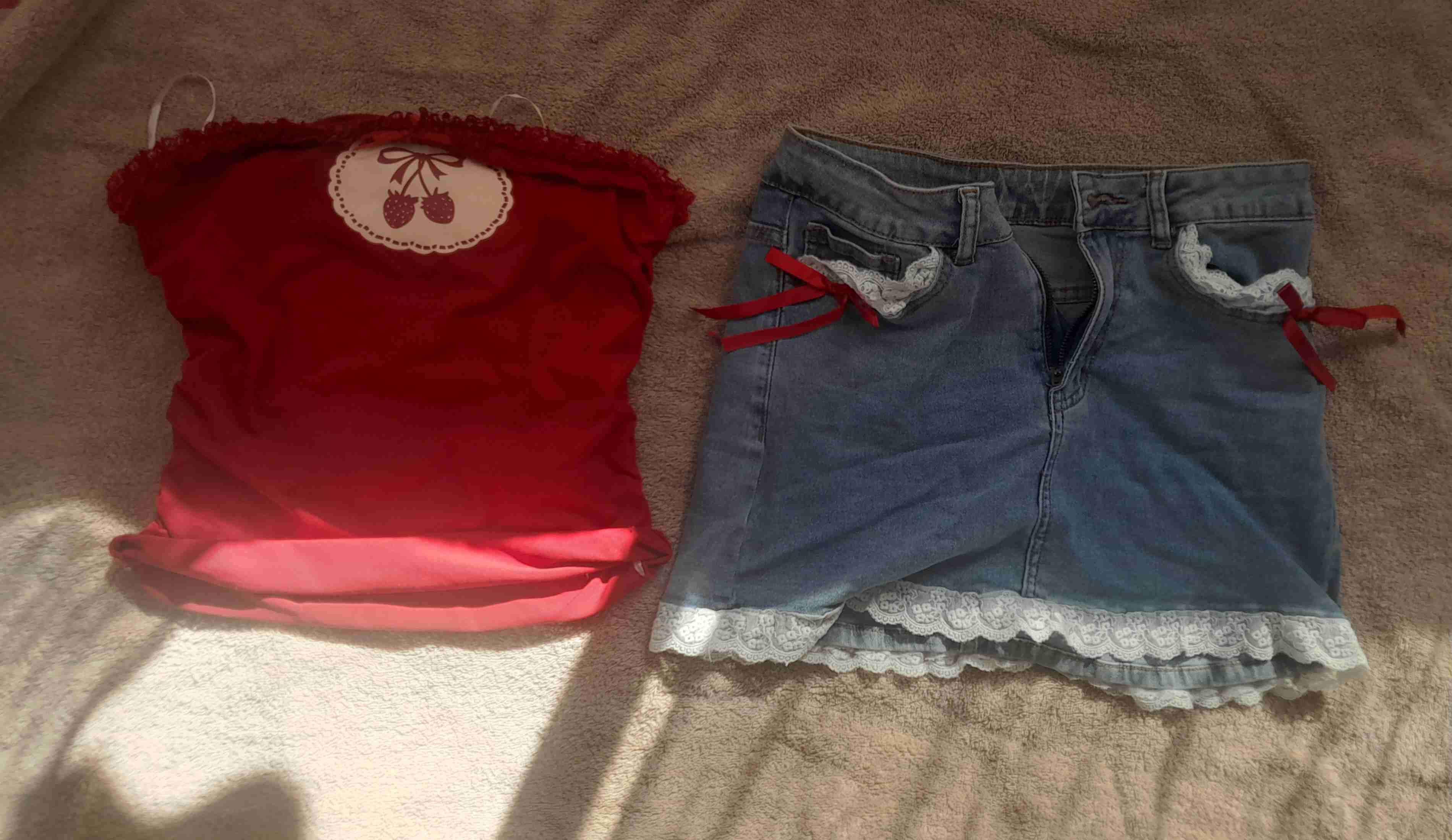 Conjunto top rojo y falda denim