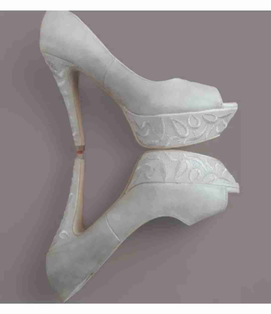 Tacones altos con plataforma bordada - miniatura 2