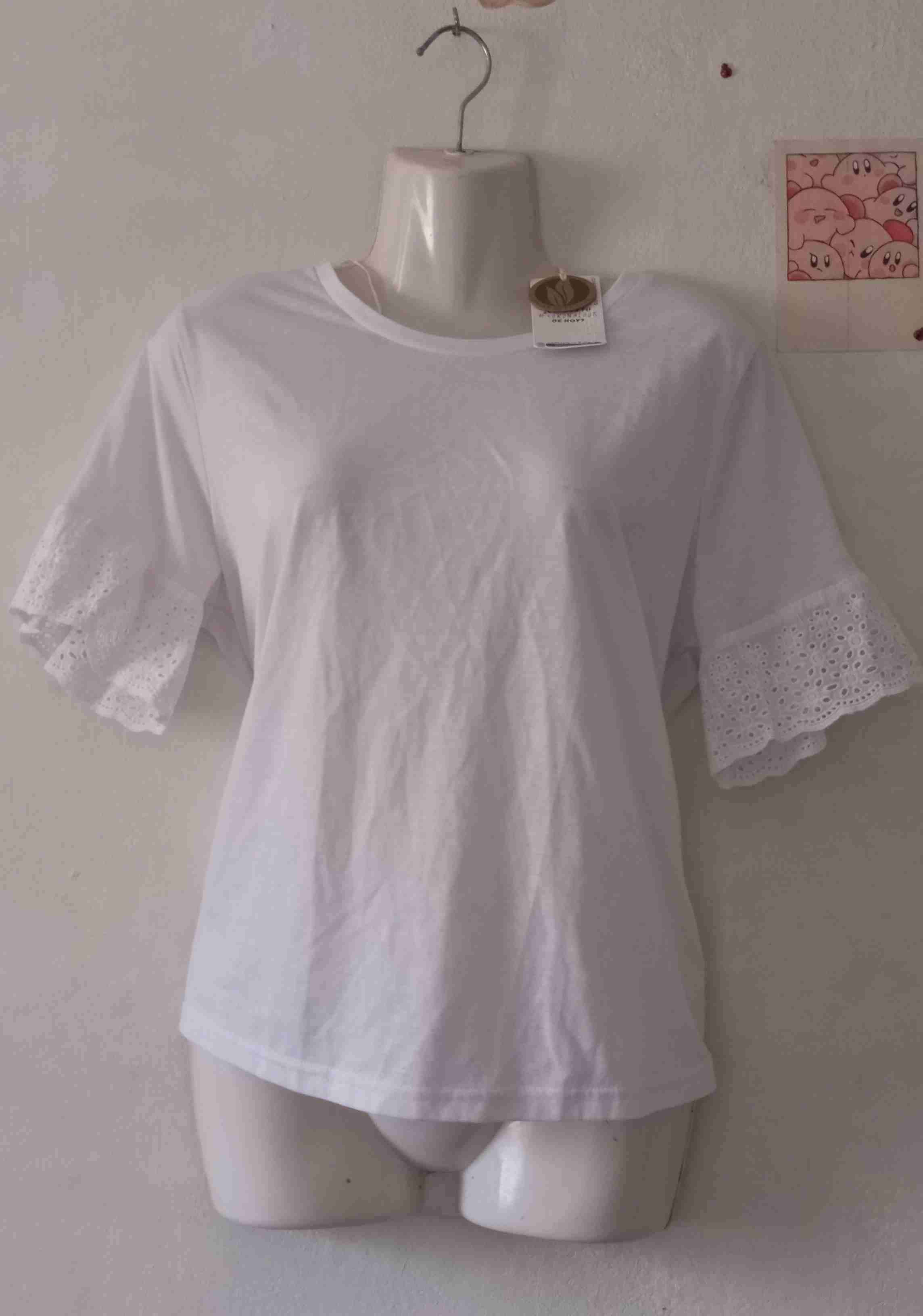 Polera blanca con encaje en mangas