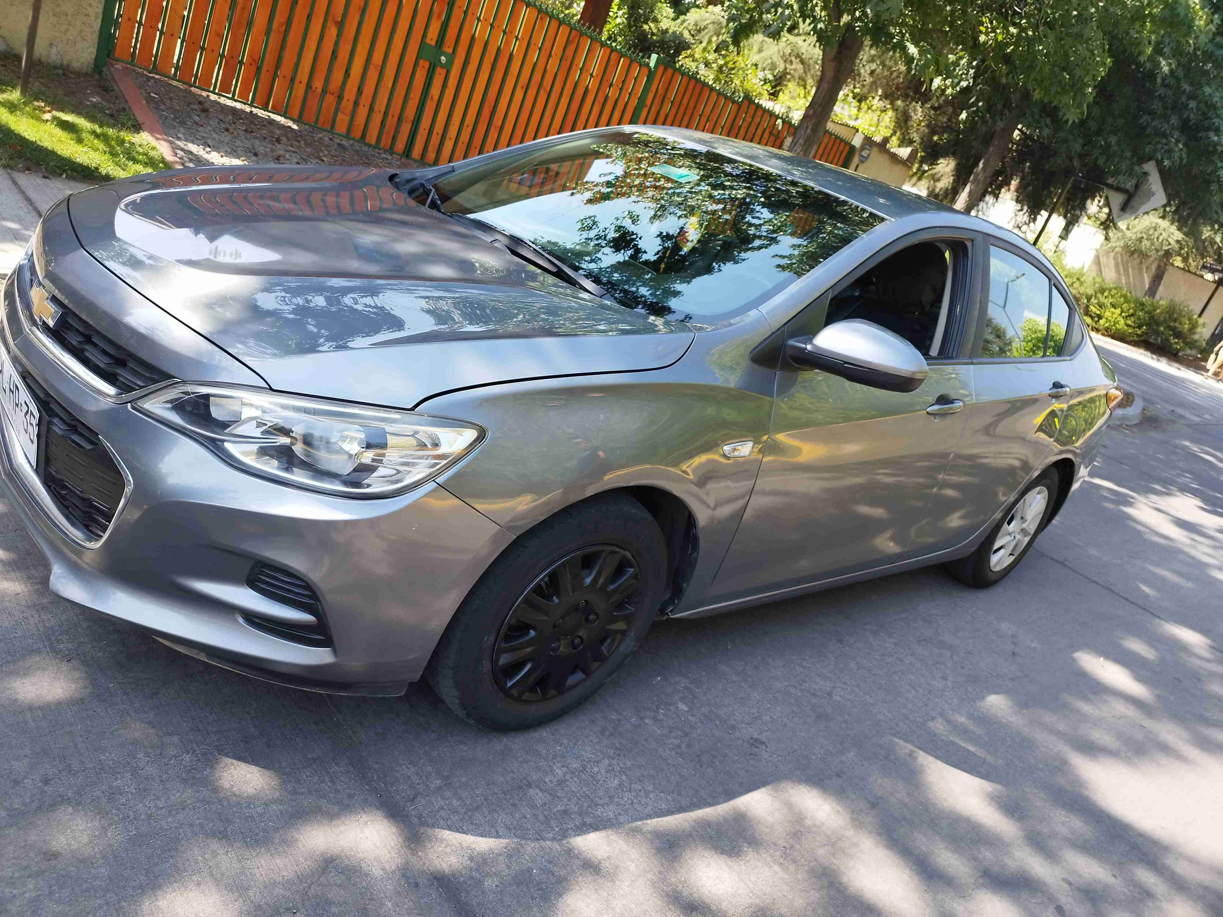 Auto sedán gris plata Chevrolet cavalier 2021