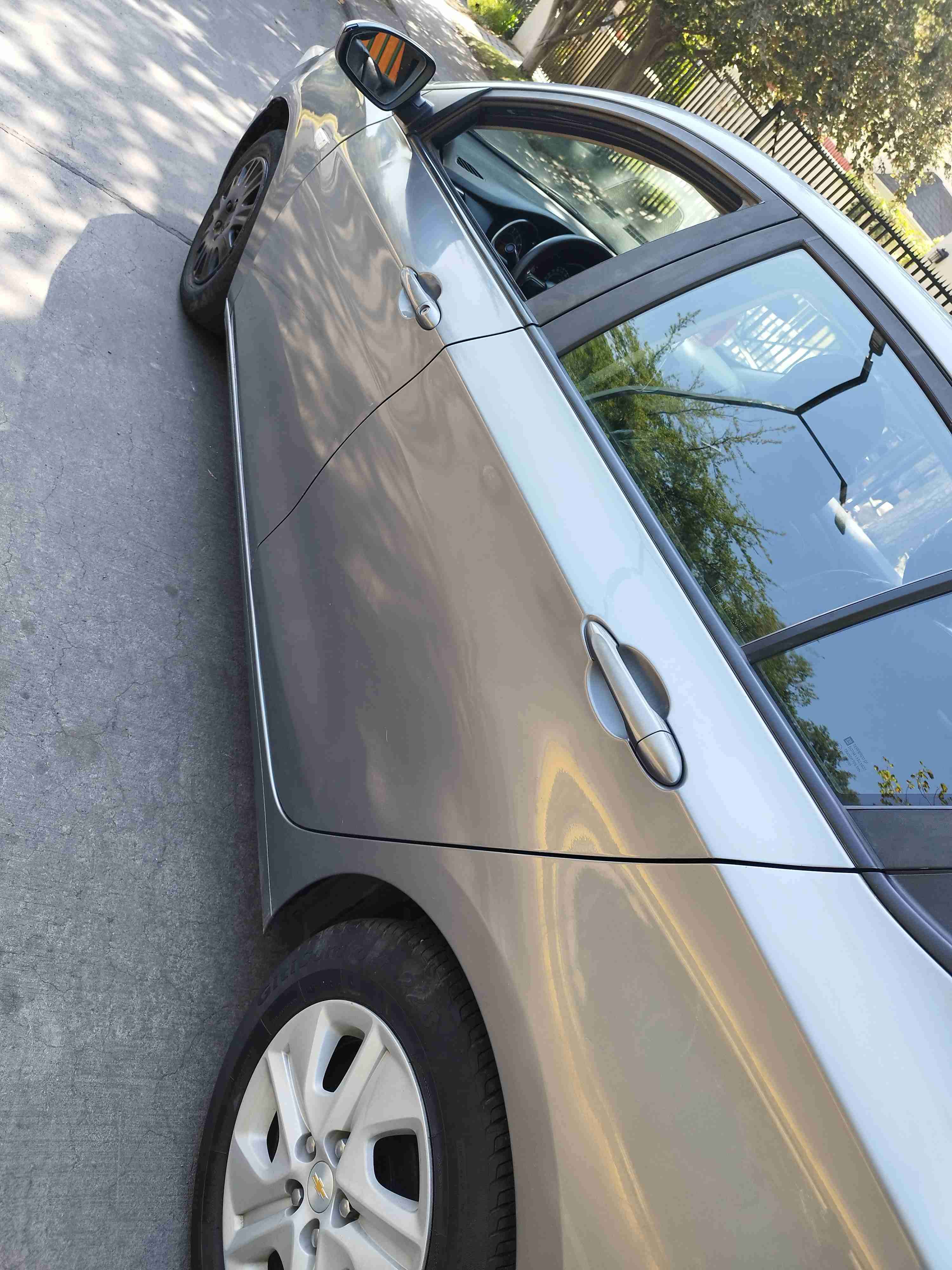 Auto sedán gris plata Chevrolet cavalier 2021 - miniatura 2