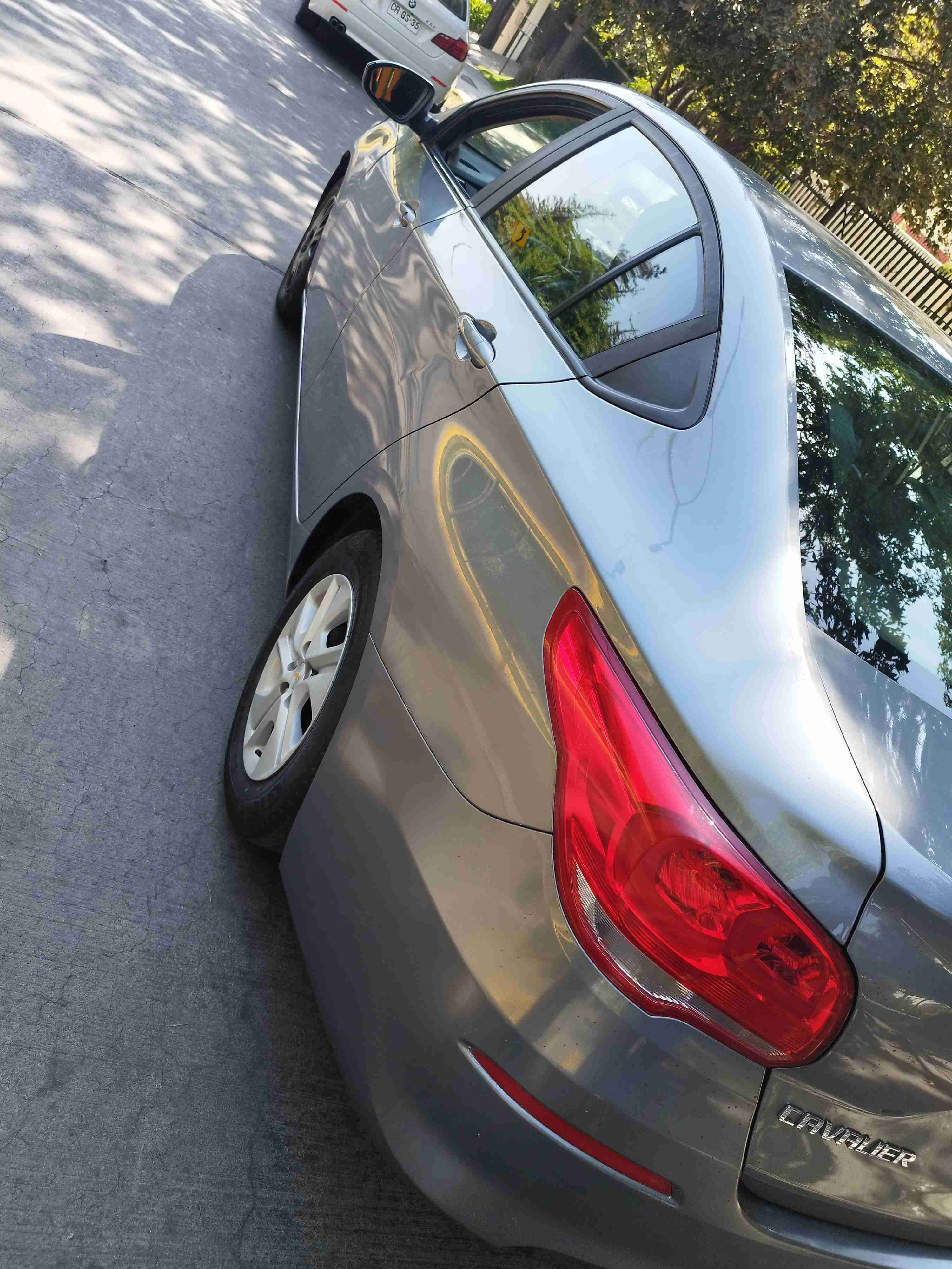 Auto sedán gris plata Chevrolet cavalier 2021 - miniatura 3