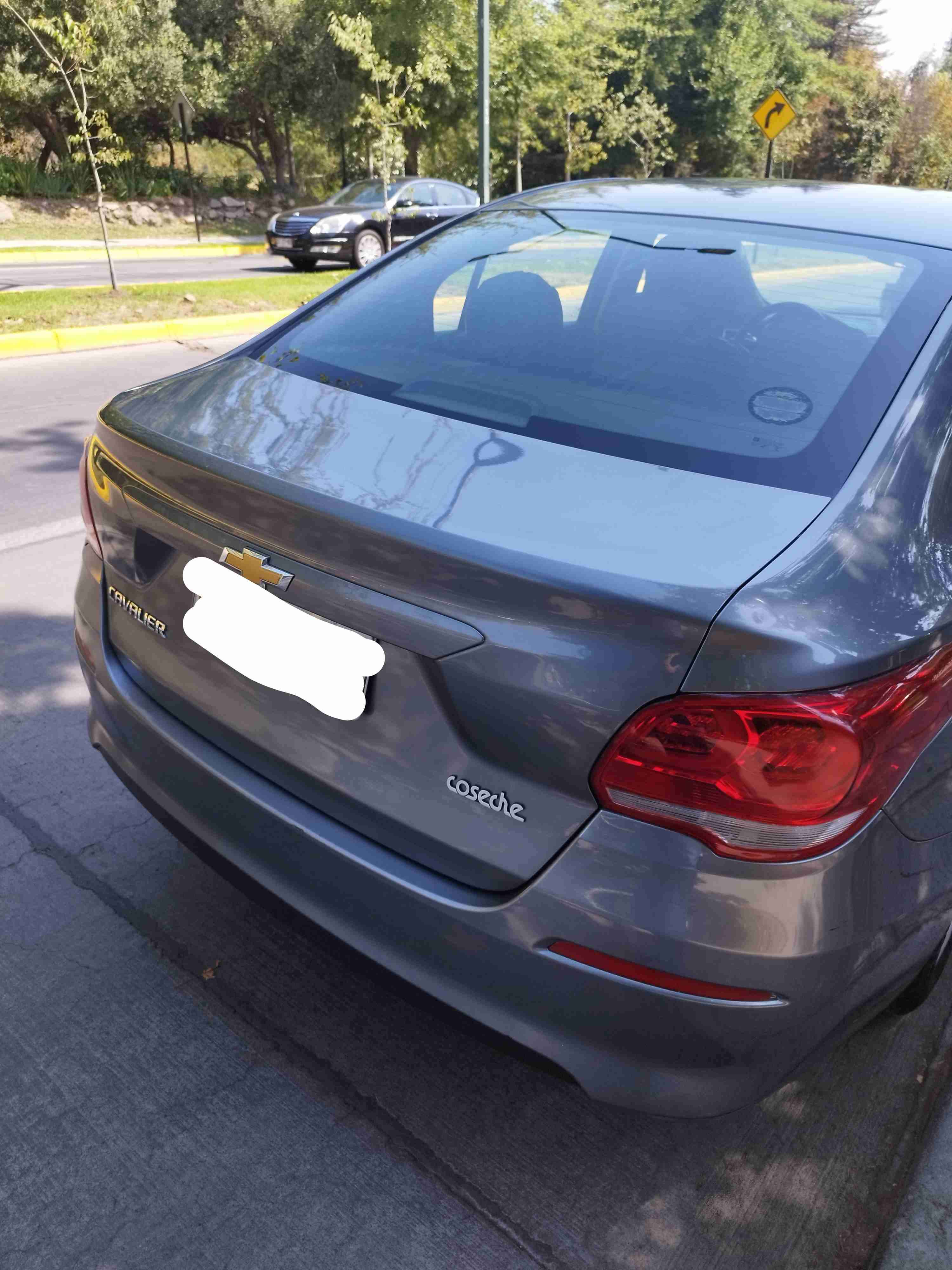 Auto sedán gris plata Chevrolet cavalier 2021 - miniatura 4