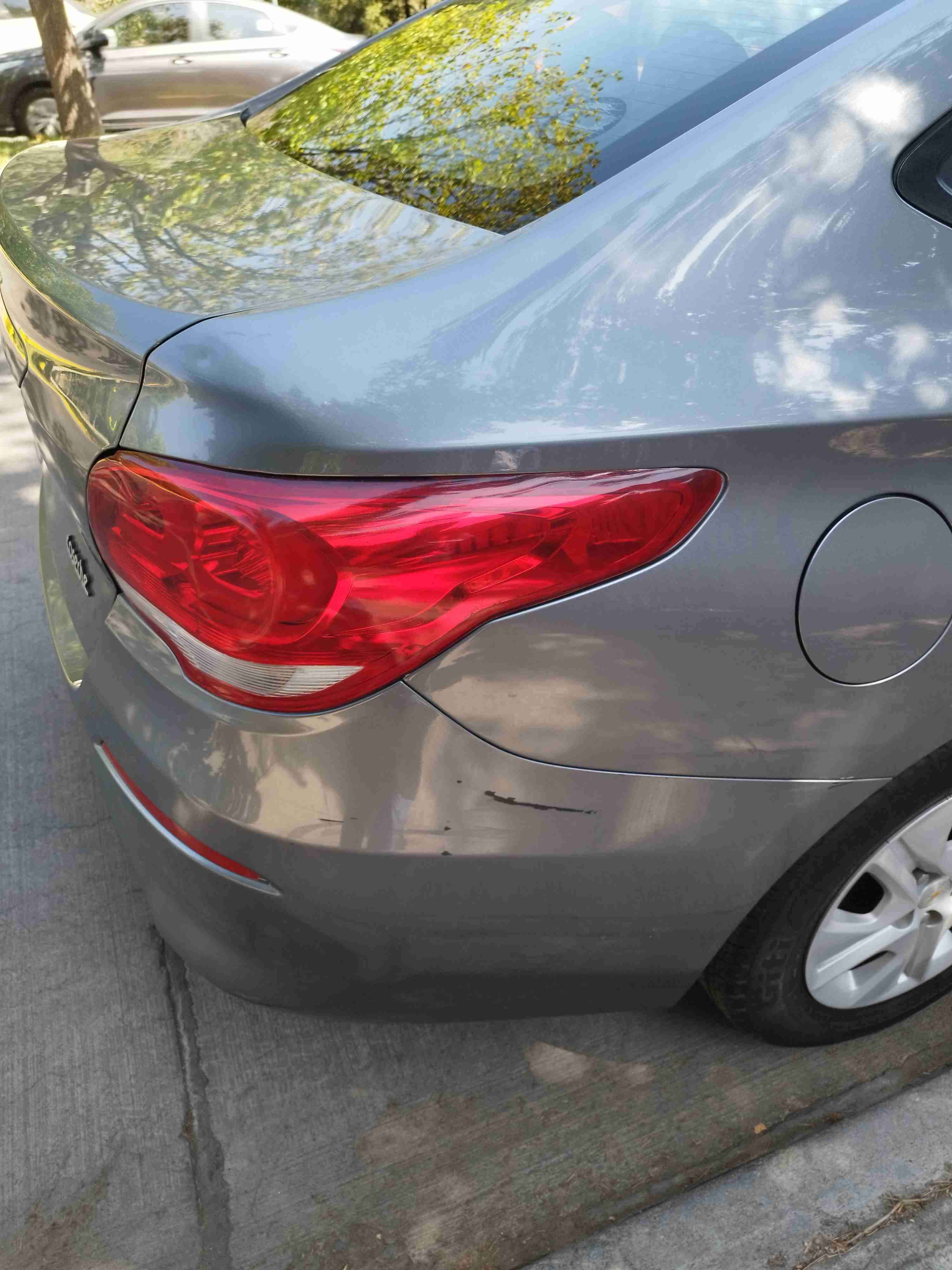 Auto sedán gris plata Chevrolet cavalier 2021 - miniatura 5