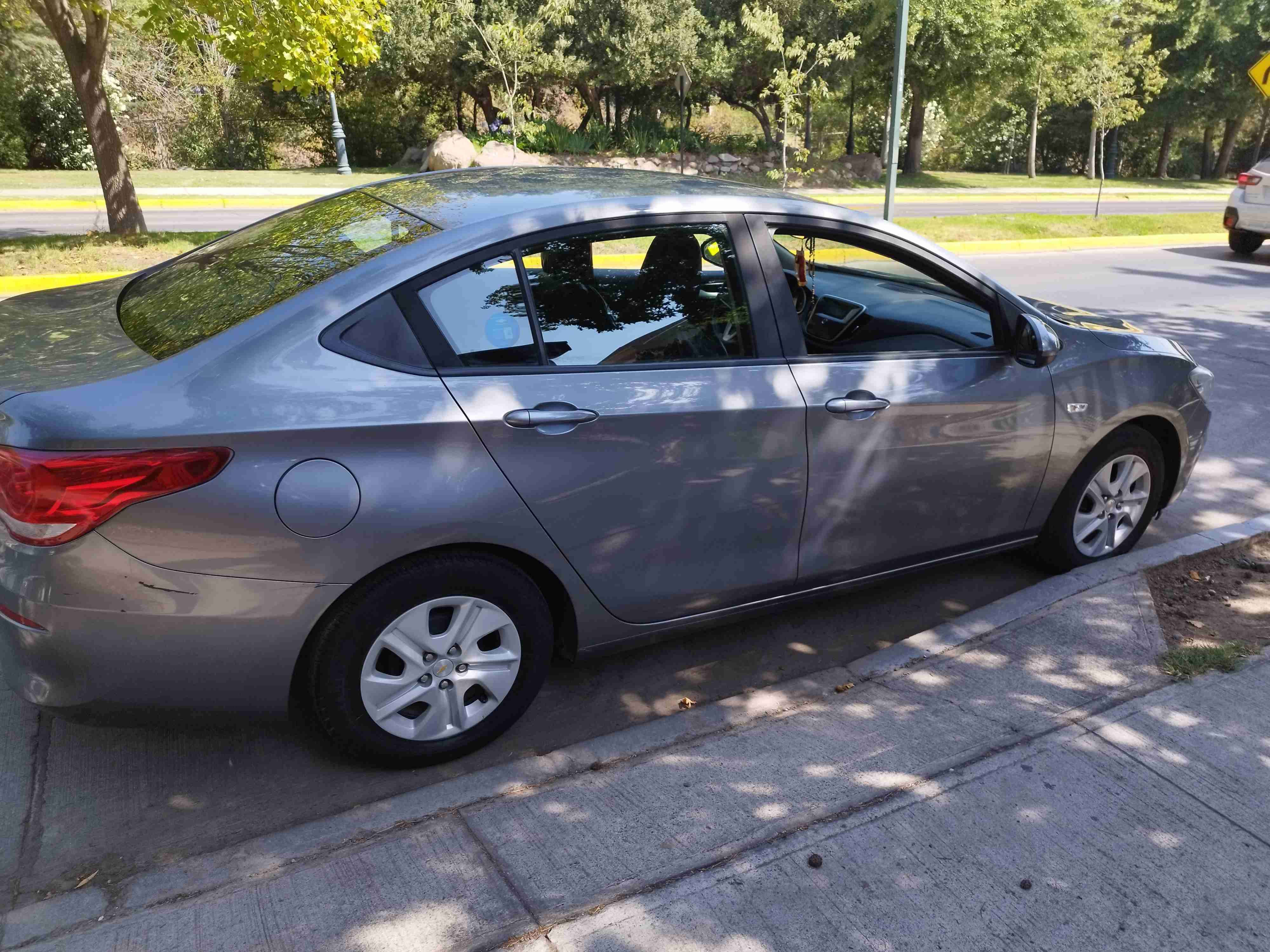 Auto sedán gris plata Chevrolet cavalier 2021 - miniatura 6