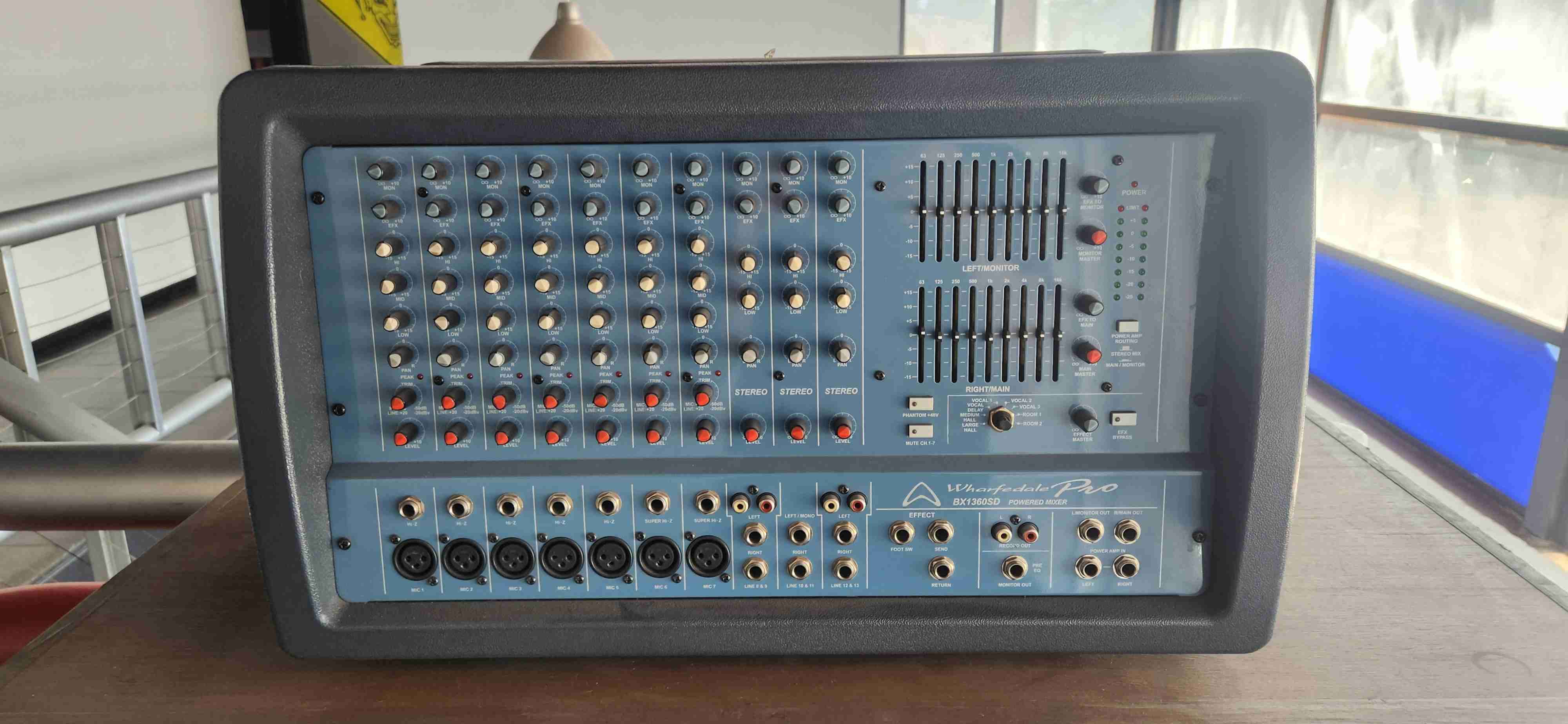 Power mixer Warfedale Bx1360D