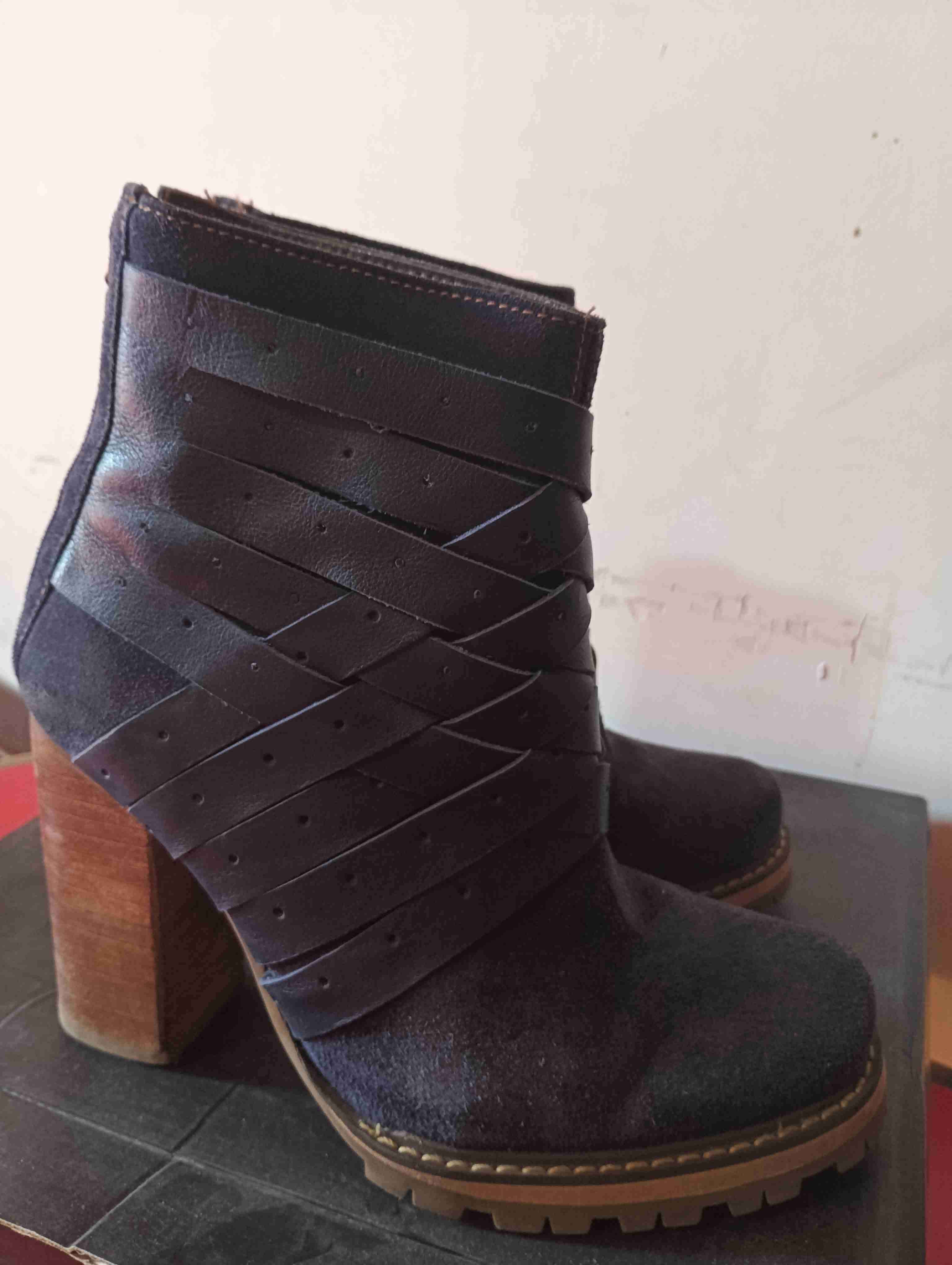 Botines de cuero marca exótica impecables talla 38 - miniatura 2