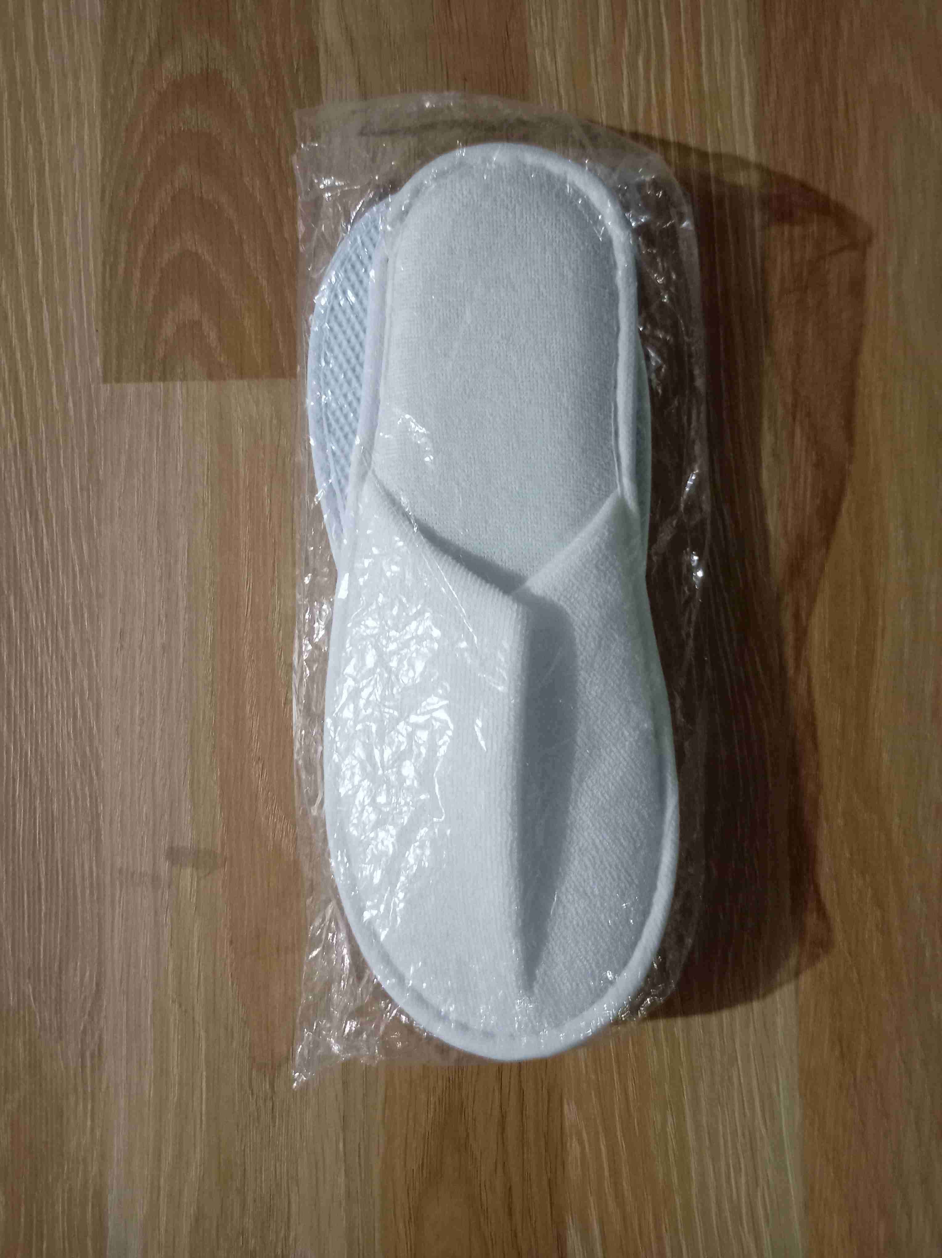 Pantuflas blancas de hotel
