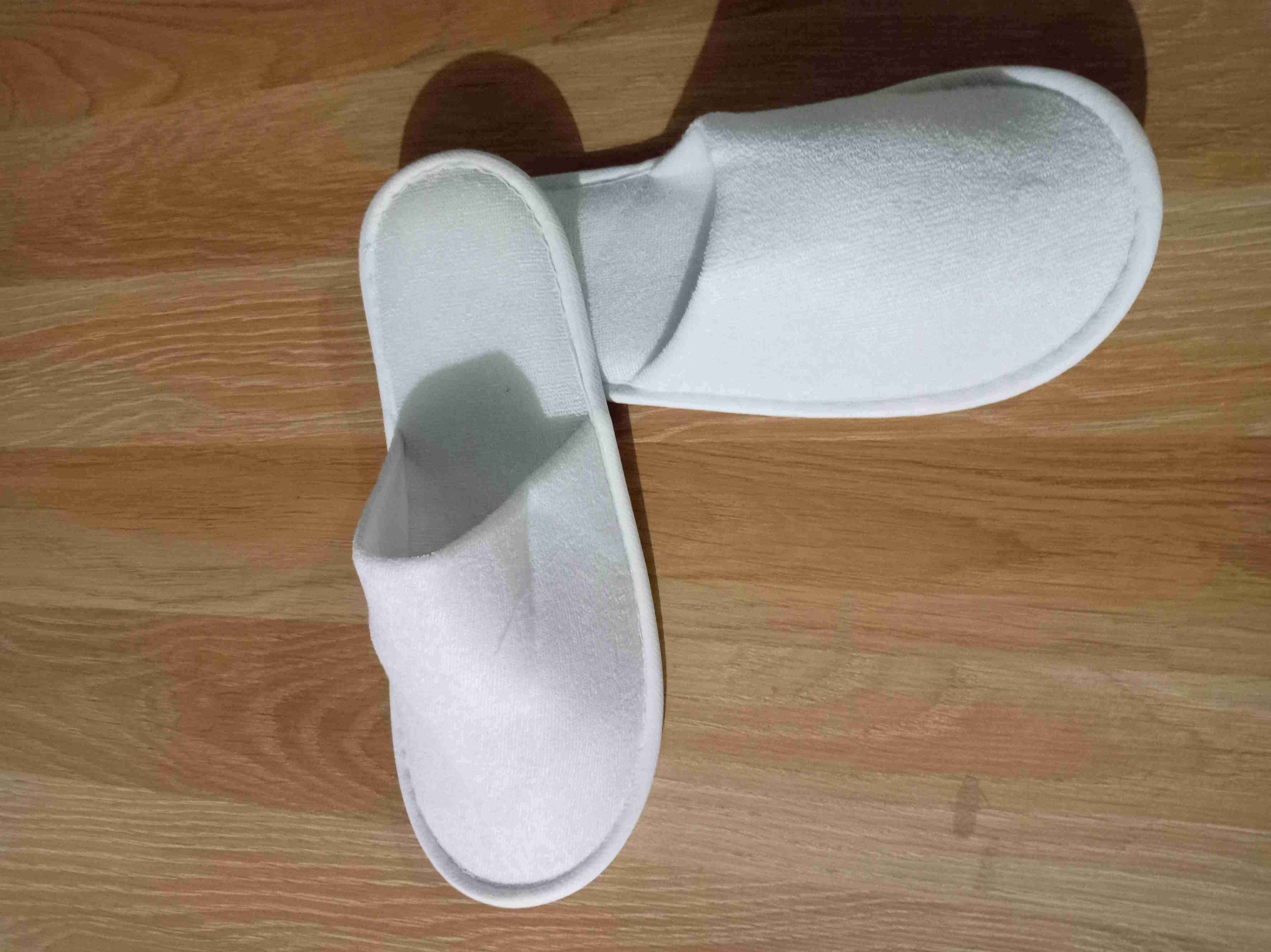 Pantuflas blancas de hotel - miniatura 2