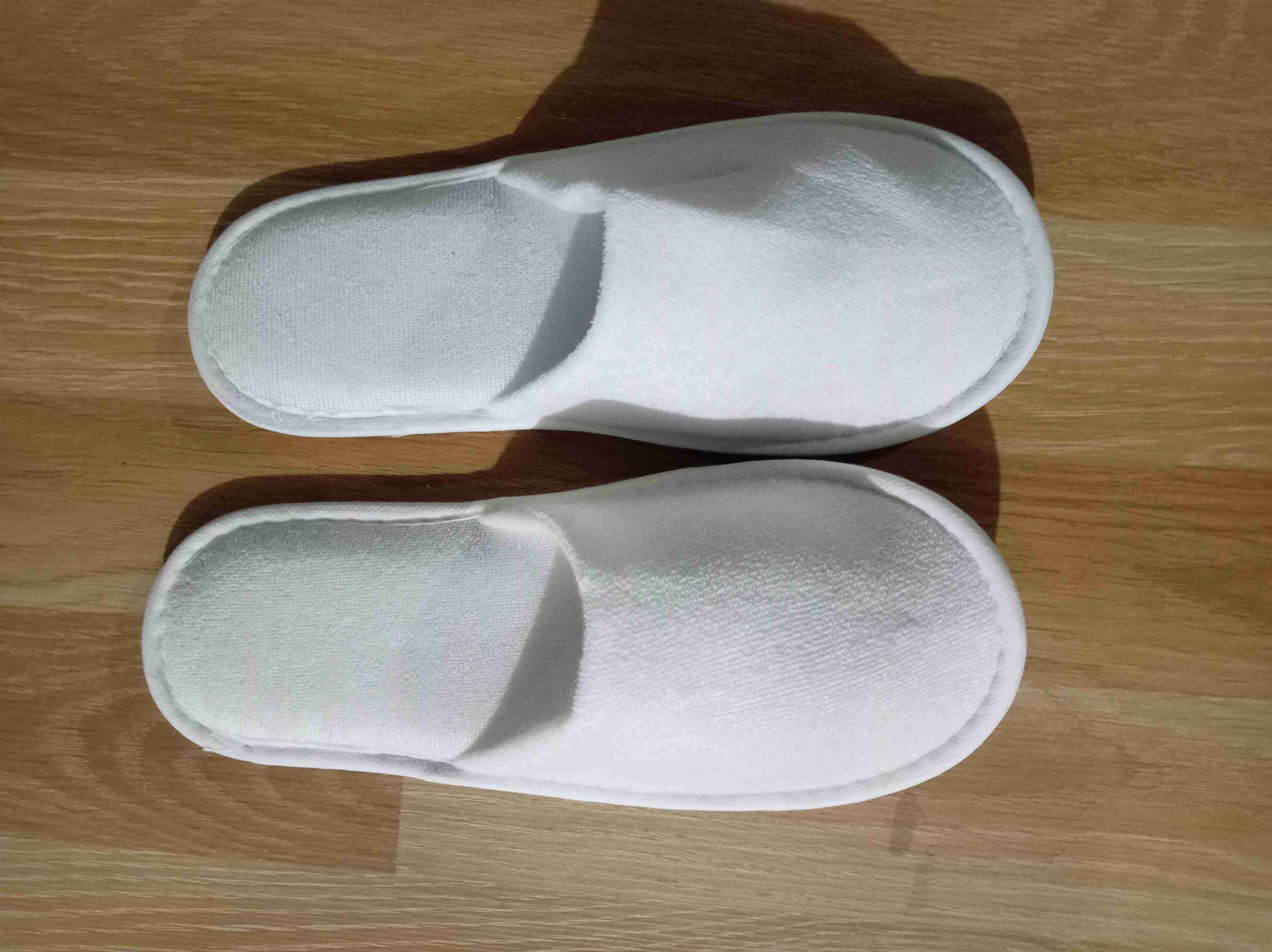Pantuflas blancas de hotel - miniatura 3