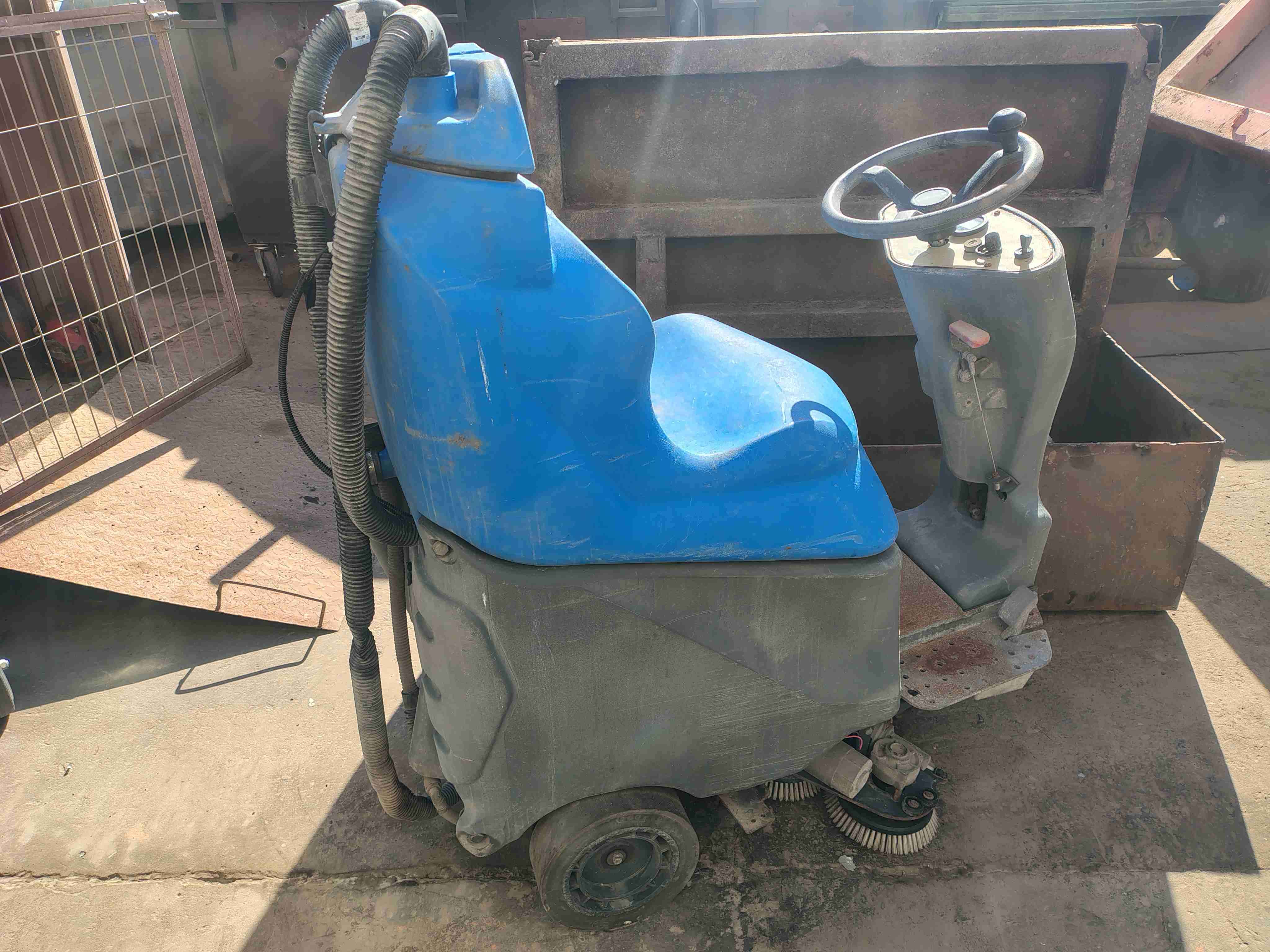 Máquina fregadora tipo conductor - miniatura 2