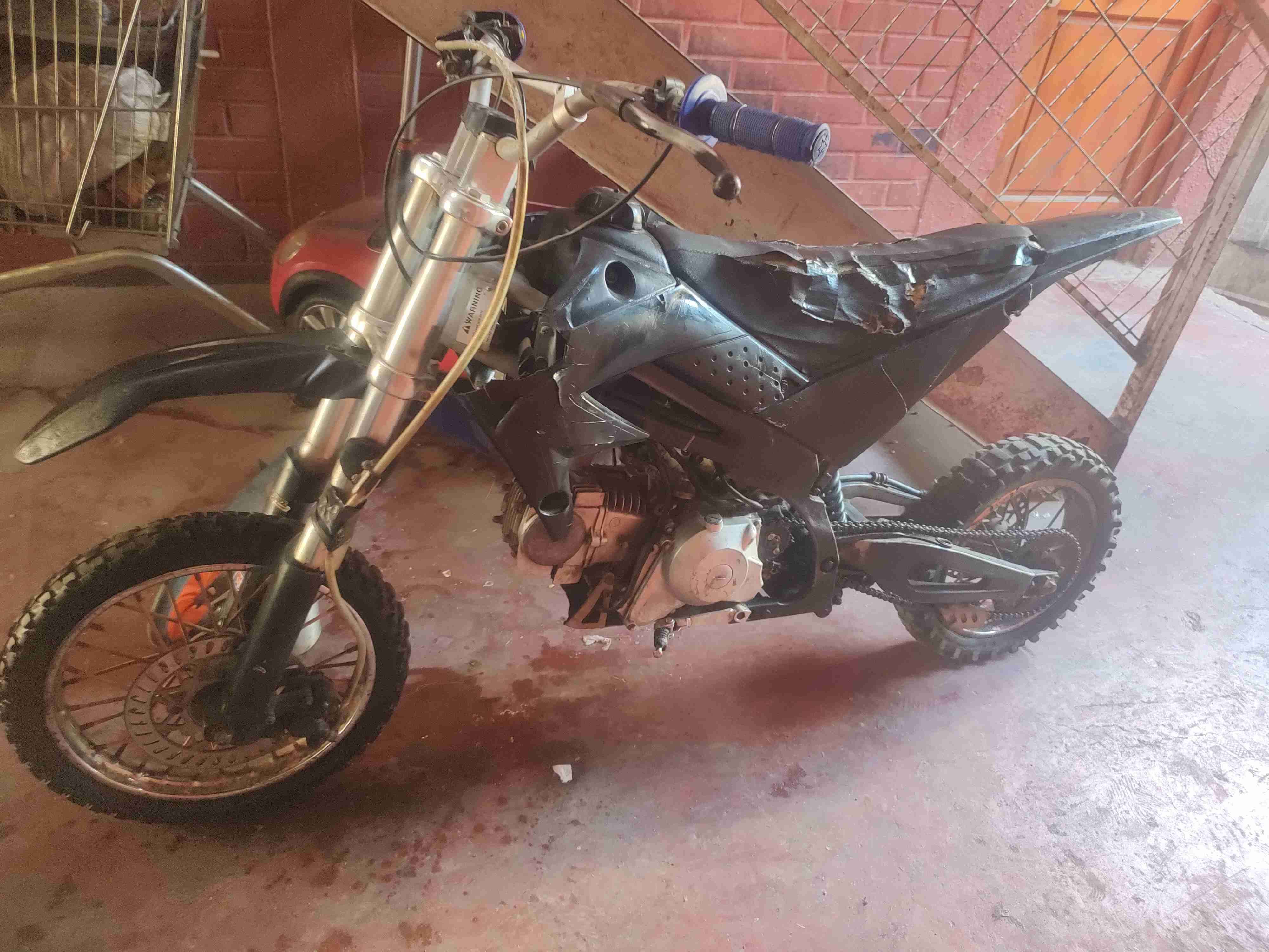 Moto cross negra usada - miniatura 2