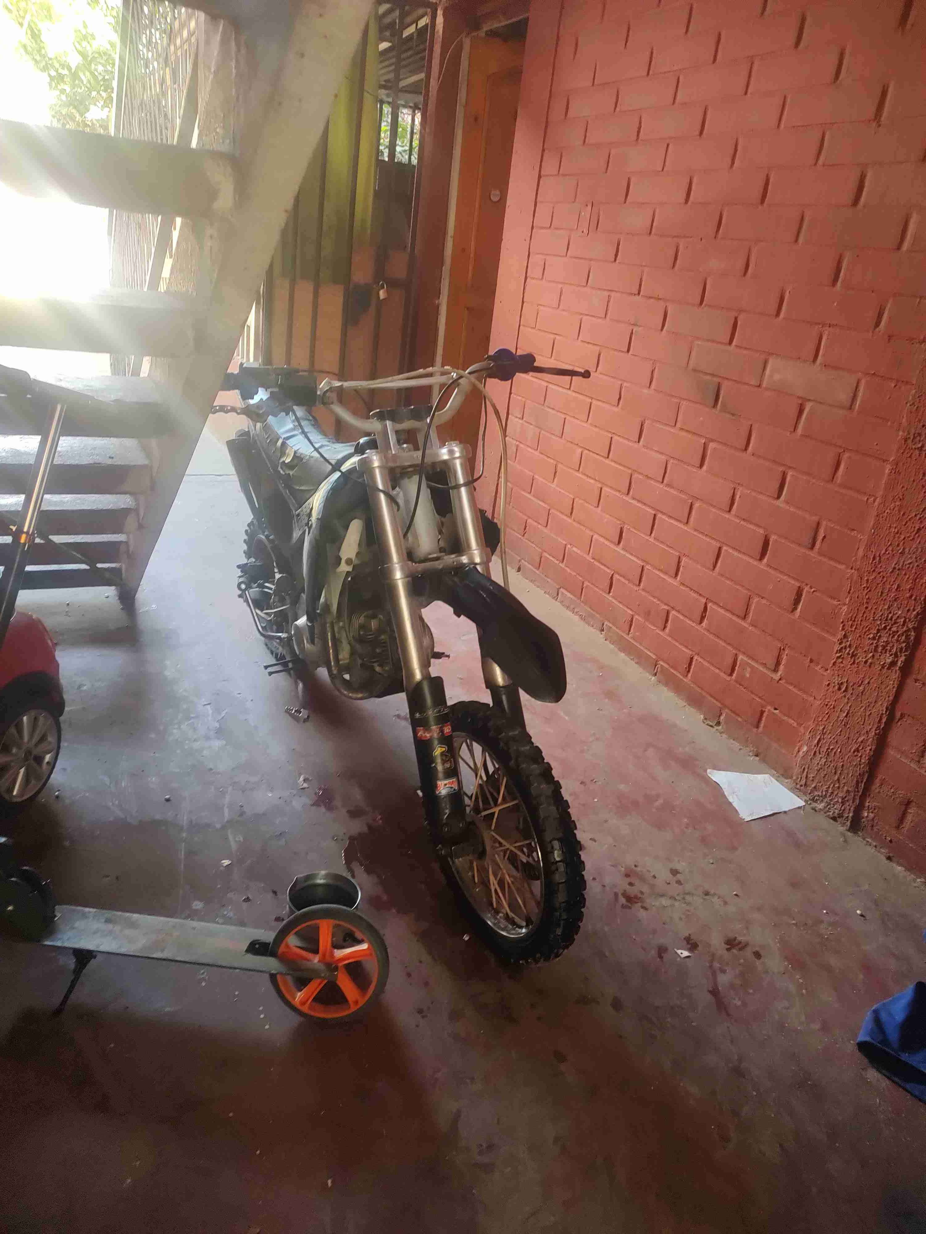 Moto cross negra usada - miniatura 3