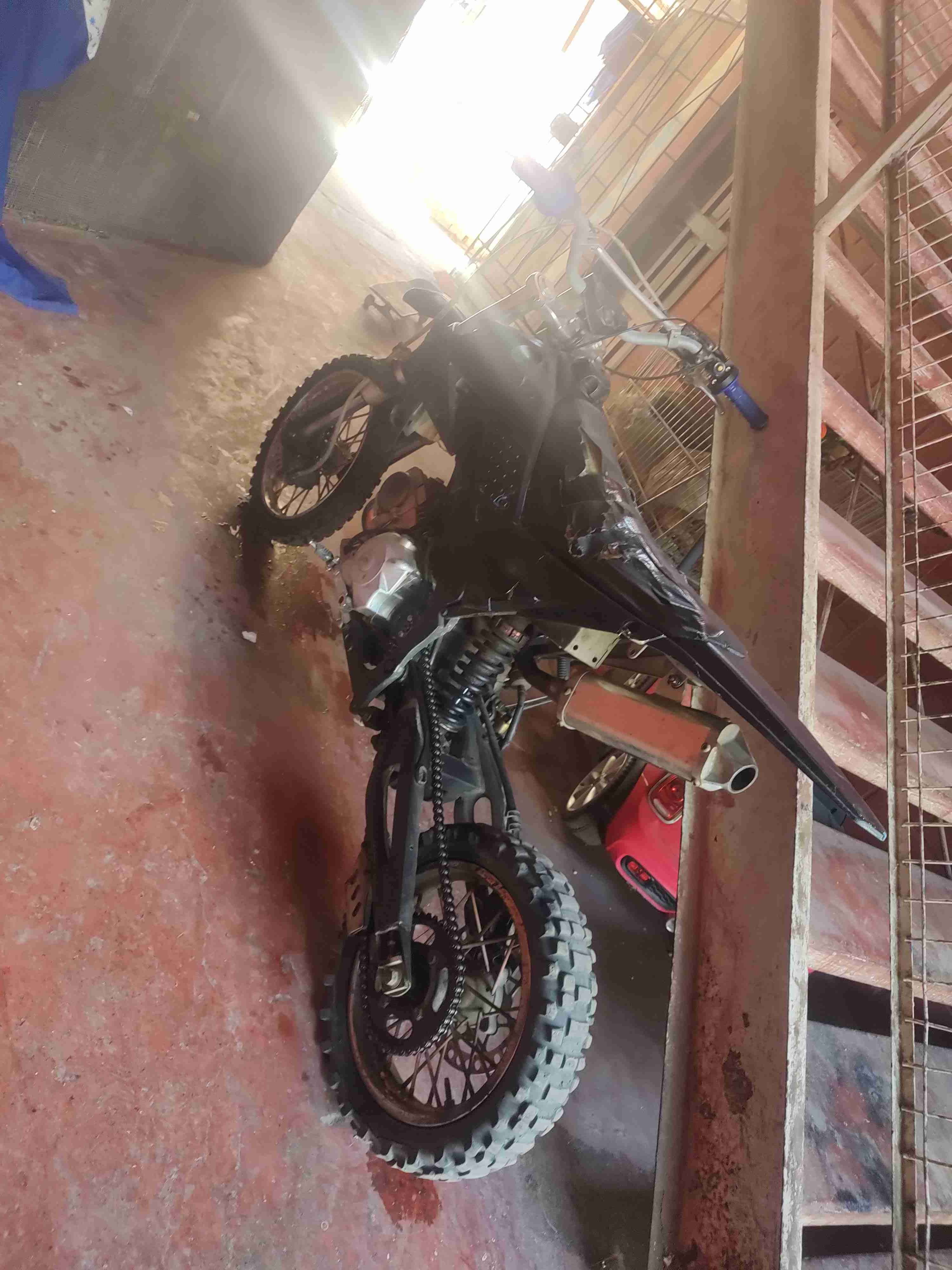 Moto cross negra usada - miniatura 4