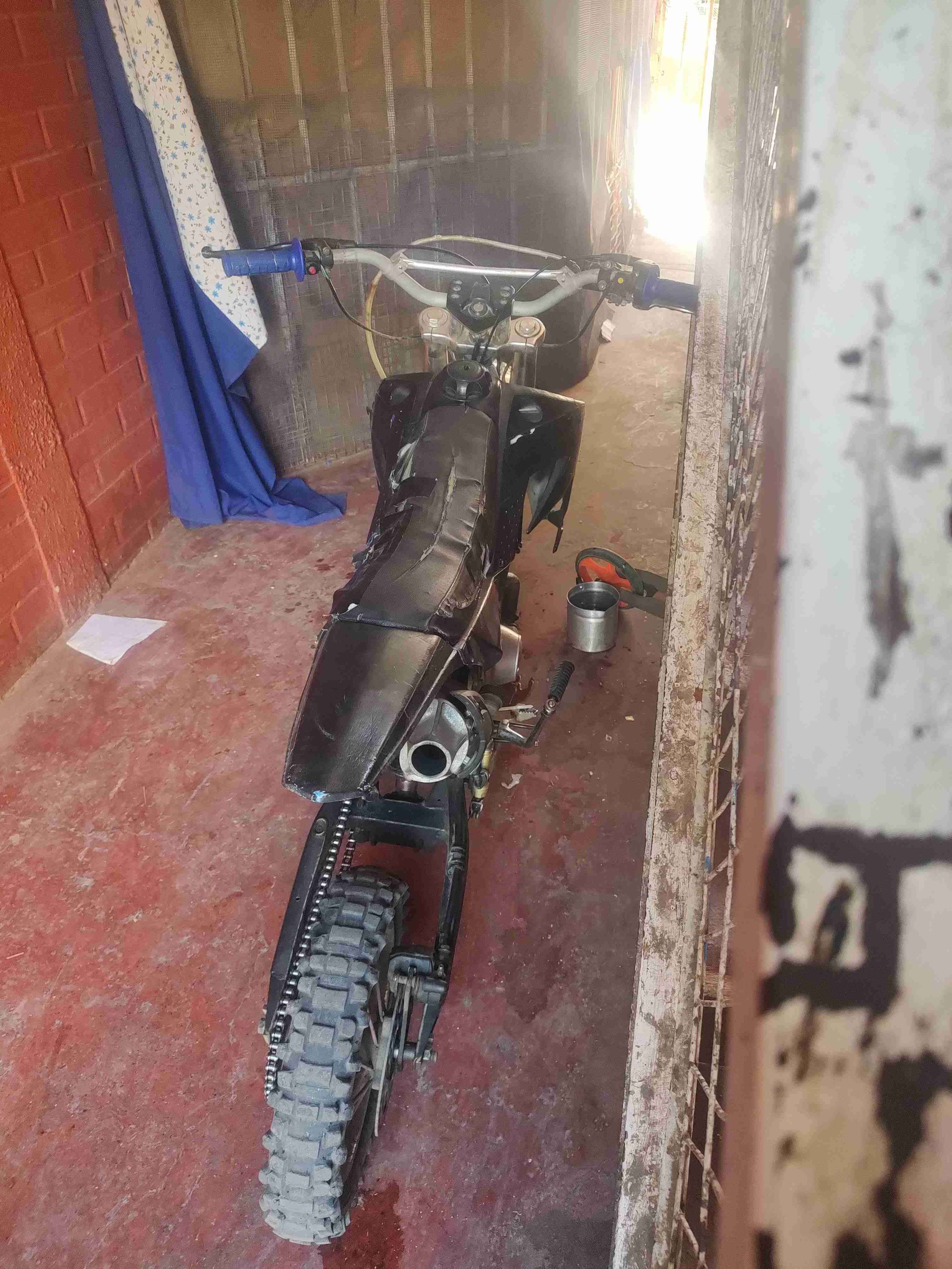 Moto cross negra usada - miniatura 5