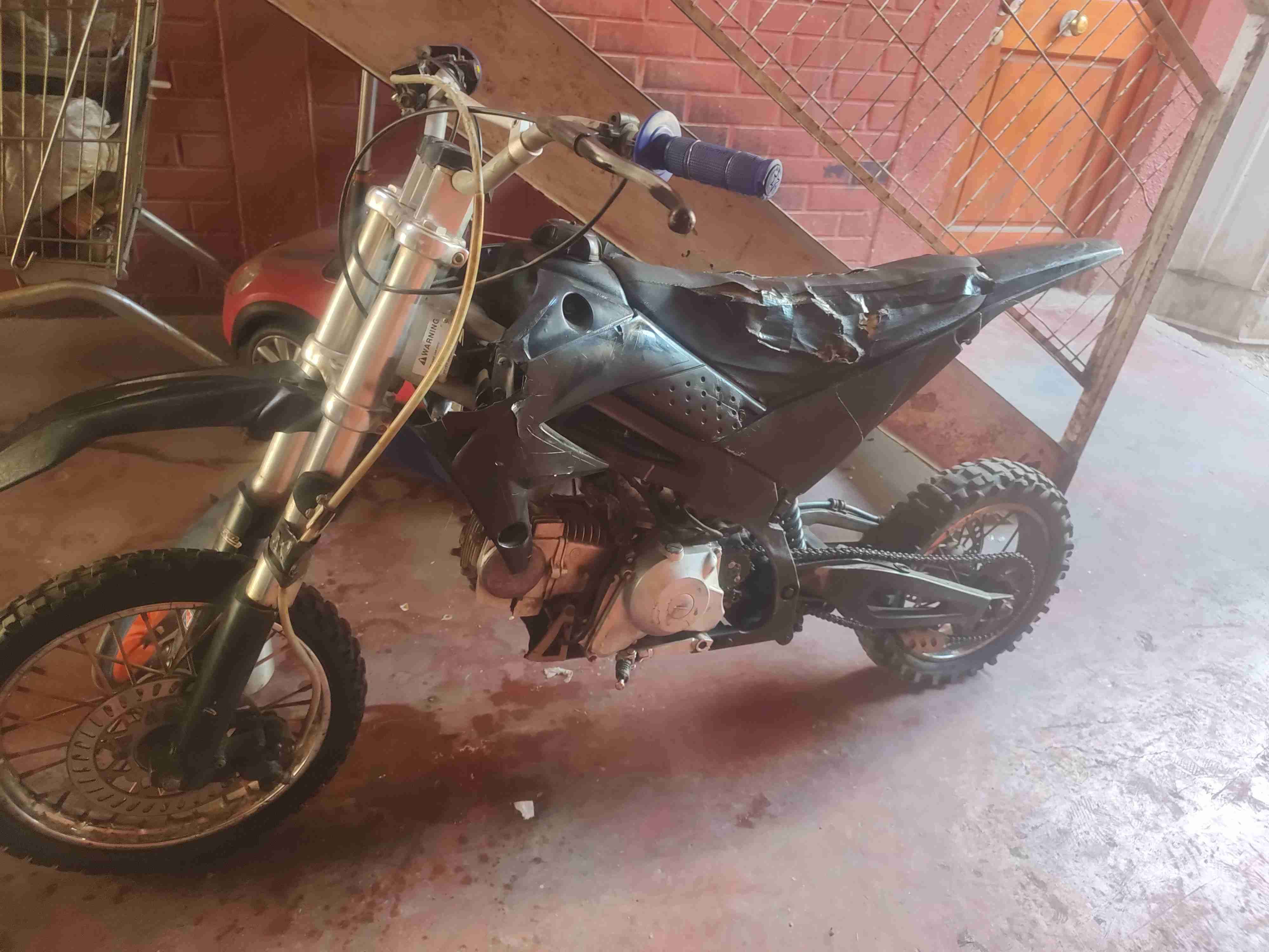 Moto cross negra usada - miniatura 6