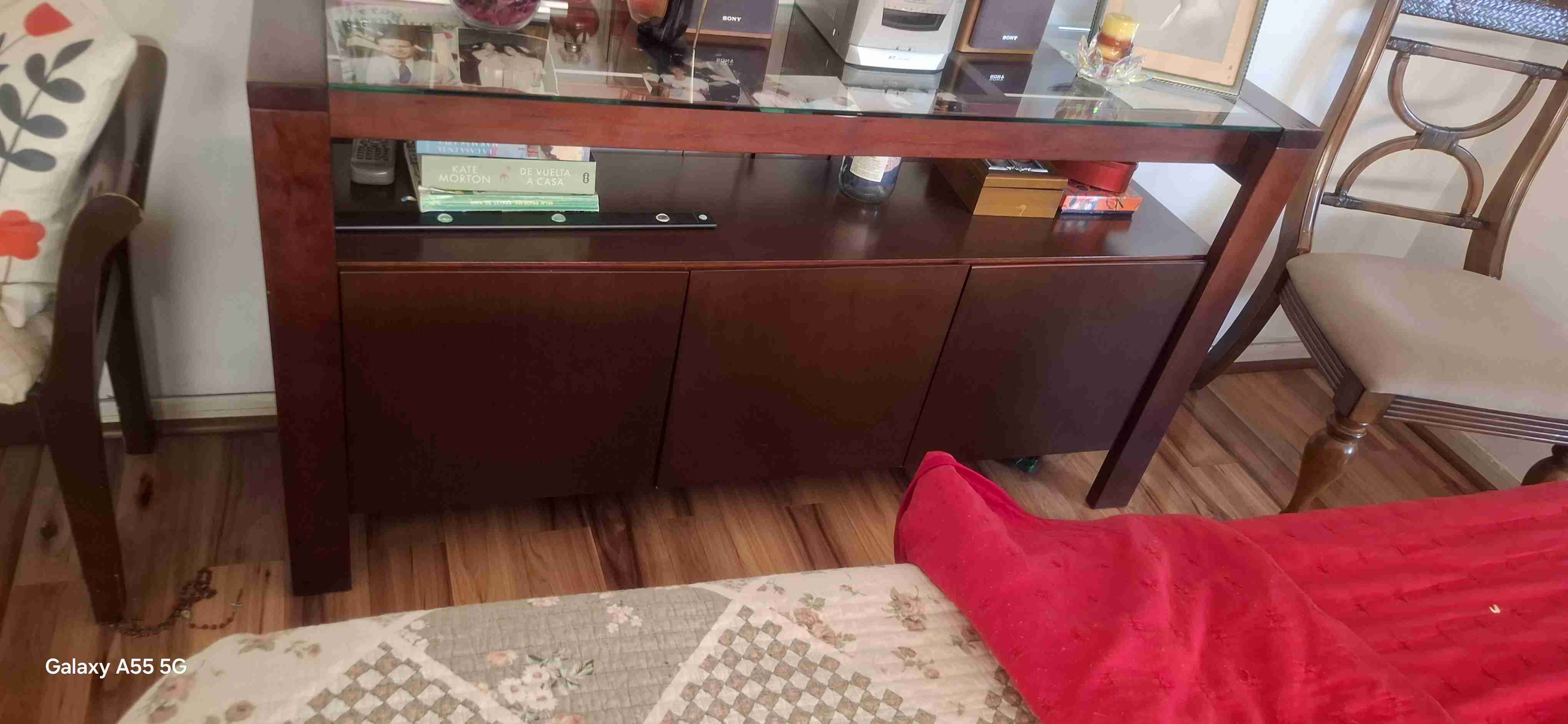 Mueble de vidrio y madera oscura